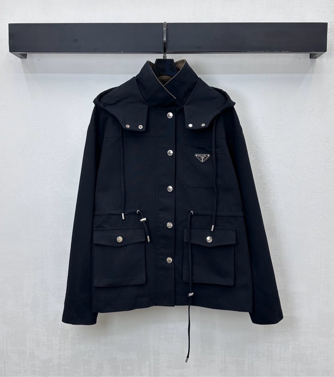 NO:576330,Prad*2025 new arrivals, hooded windbreaker jacket, customized YB imported cotton windbreaker material, process processing, crisp and stylish, high-end texture, dropped shoulders and loose version design to create a relaxed and casual style, drawstring adjustment and symmetrical flap pocket decoration, adding layering to the style, embellishment of the iconic metal triangle logo on the chest to highlight the brand tone, development of surface accessories, hooded mid-length windbreaker jacket cut, more neat and fashionable to wear, easy to switch temperament, lines create an elegant outline  A must-have item that is both fashionable and practical. Everyday layering has a charming British elegance. High version in 2 colors, prada, jackets & coats, hats, alexander wang19860909Prad*2025新品上架连帽风衣外套定制YB进口全棉风衣材质 工艺处理 挺括有型 质感高级 落肩宽松版型设计打造松弛休闲风格 抽绳调节收型配合对称翻盖口袋装饰 增添造型层次感 胸前点缀标志性金属三角徽标 彰显品牌调性 面辅料开发 连帽中长款风衣外套剪裁 穿搭更显利落时髦 气质随意切换 线条打造优雅的轮廓 时尚与实用兼备的必备单品 日常叠穿气质魅力英伦优雅 高版本2色,,prada,jackets & coats,hats,alexander wang,Women's clothing