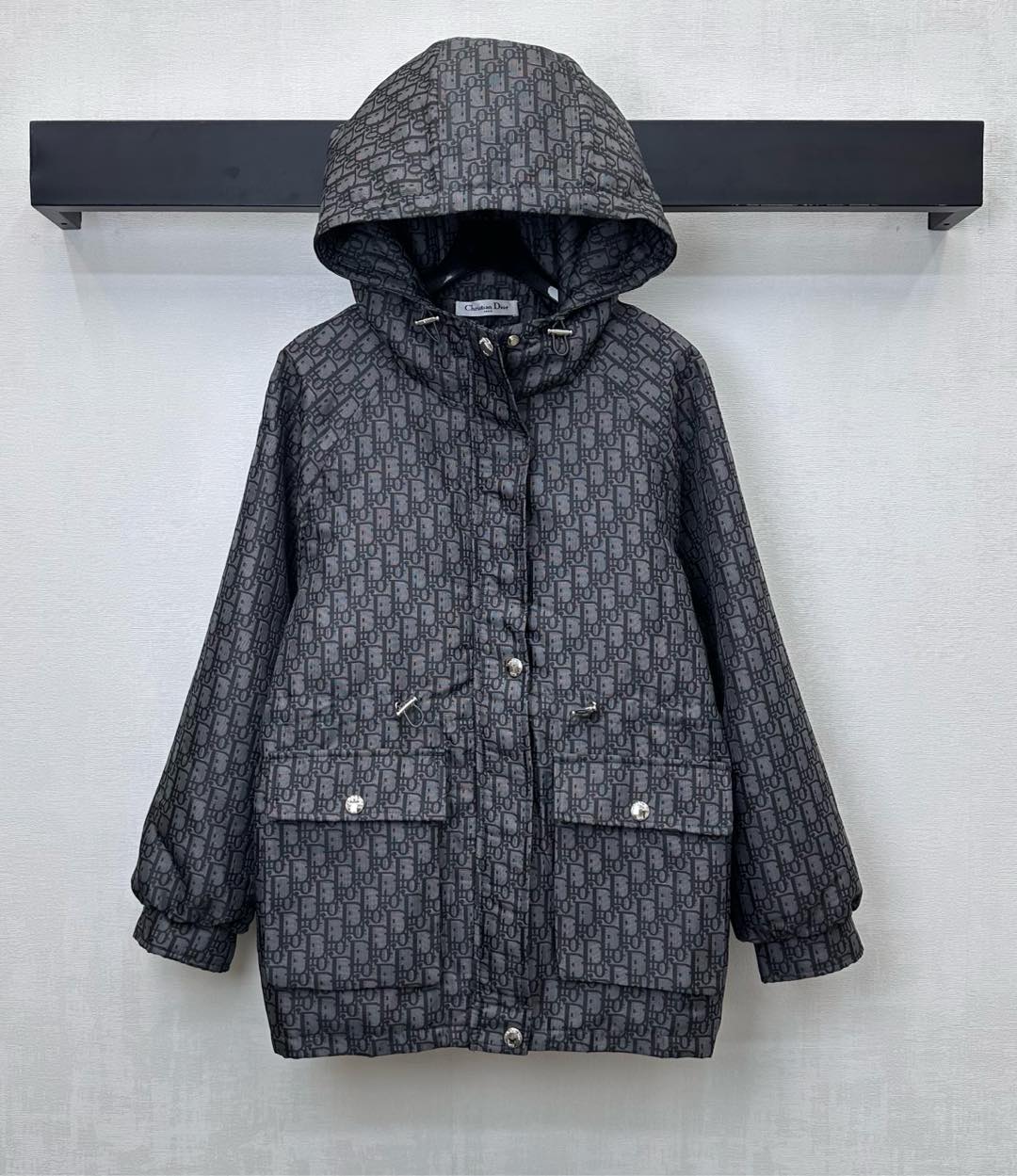 NO:576339,Dio*2025 new arrivals hooded belted jacquard jacket made of custom YB imported jacquard material. Stiff and stylish. Cotton lining. Signature letter jacquard elements all over the body. Highlight the brand tone. Symmetric flap pocket decoration. Used with drawstring waist to outline curves and optimize proportions. Add layering to the look. Surface accessories development. Hooded silhouette windbreaker jacket tailoring. Create an elegant silhouette. A must-have item that is both fashionable and practical. Daily windbreaker layering is charming and fashionable.  High version 2 colors,,dior,jackets & coats,hats,alexander wang19860909Dio*2025新品上架连帽腰带提花外套定制YB进口提花材质 挺括有型 内里夹棉处理 通体满铺标志性字母提花元素 彰显品牌调性 对称翻盖口袋装饰 配合抽绳收腰勾勒曲线优化比例 增添造型层次感 面辅料开发 连帽廓形风衣外套剪裁 打造优雅的轮廓时尚与实用兼备的必备单品 日常风衣叠穿魅力时髦  高版本2色,,dior,jackets & coats,hats,alexander wang,Women's clothing