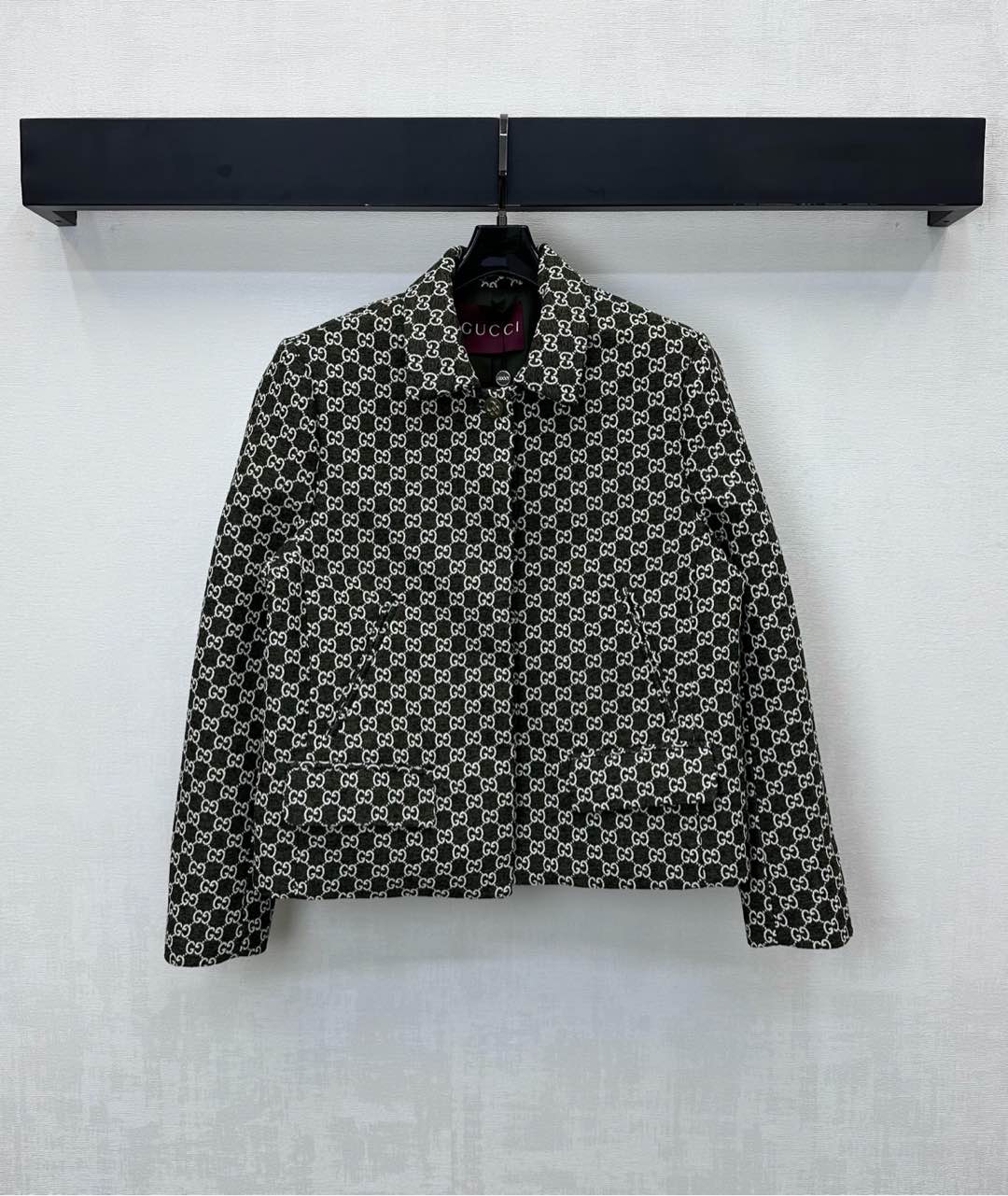 NO:576319,Gucc*2025 new arrivals jacquard lapel jacket made of imported YB wool fabric. Stiff and stylish. Decorated with the iconic double G letter logo all over the body to highlight the brand tone. The placket is adjusted with hidden buttons. Combined with symmetrical diagonal pocket design to add layering to the look. High-end fashion. Development of fabrics. Lapel and slim coat tailoring. Can be matched with skirts from the same series. The upper body is more elegant as a set. You can also buy them separately.  high version,,gucci,skirts,jackets & coats,jackets & coats,alexander wang19860909Gucc*2025新品上架提花翻领夹克外套定制YB进口羊毛呢材质 挺括有型 通体满铺标志性双G字母徽标装饰 彰显品牌调性 开襟隐藏纽扣调节处理 配合对称斜插口袋设计 增添造型层次感 高级时尚 面辅料开发 翻领修身外套版型剪裁 可搭配同系列半裙 成套上身更显气质 也可分开购入穿搭 高版本,,gucci,skirts,jackets & coats,jackets & coats,alexander wang,Women's clothing