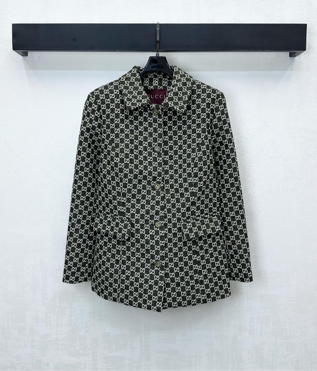 NO:576345,Gucc*2025 new arrivals jacquard lapel suit jacket made of imported YB woolen material. Stiff and stylish. The iconic double G letter logo decoration is all over the body to highlight the brand tone. The placket is adjusted with single row of buttons. With symmetrical flap pocket design, it adds a sense of layering. High-end fashion. Fabric and accessories development. Lapel slim jacket style tailoring. It can be matched with skirts from the same series. The upper body of the set is more elegant. It can also be purchased separately to wear.  High version,,gucci,skirts,jackets & coats,business suit,alexander wang19860909Gucc*2025新品上架提花翻领西装外套定制YB进口羊毛呢材质 挺括有型 通体满铺标志性双G字母徽标装饰 彰显品牌调性 开襟单排纽扣调节处理 配合对称翻盖口袋设计 增添造型层次感 高级时尚 面辅料开发 翻领修身外套版型剪裁 可搭配同系列半裙 成套上身更显气质 也可分开购入穿搭 高版本,,gucci,skirts,jackets & coats,business suit,alexander wang,Women's clothing