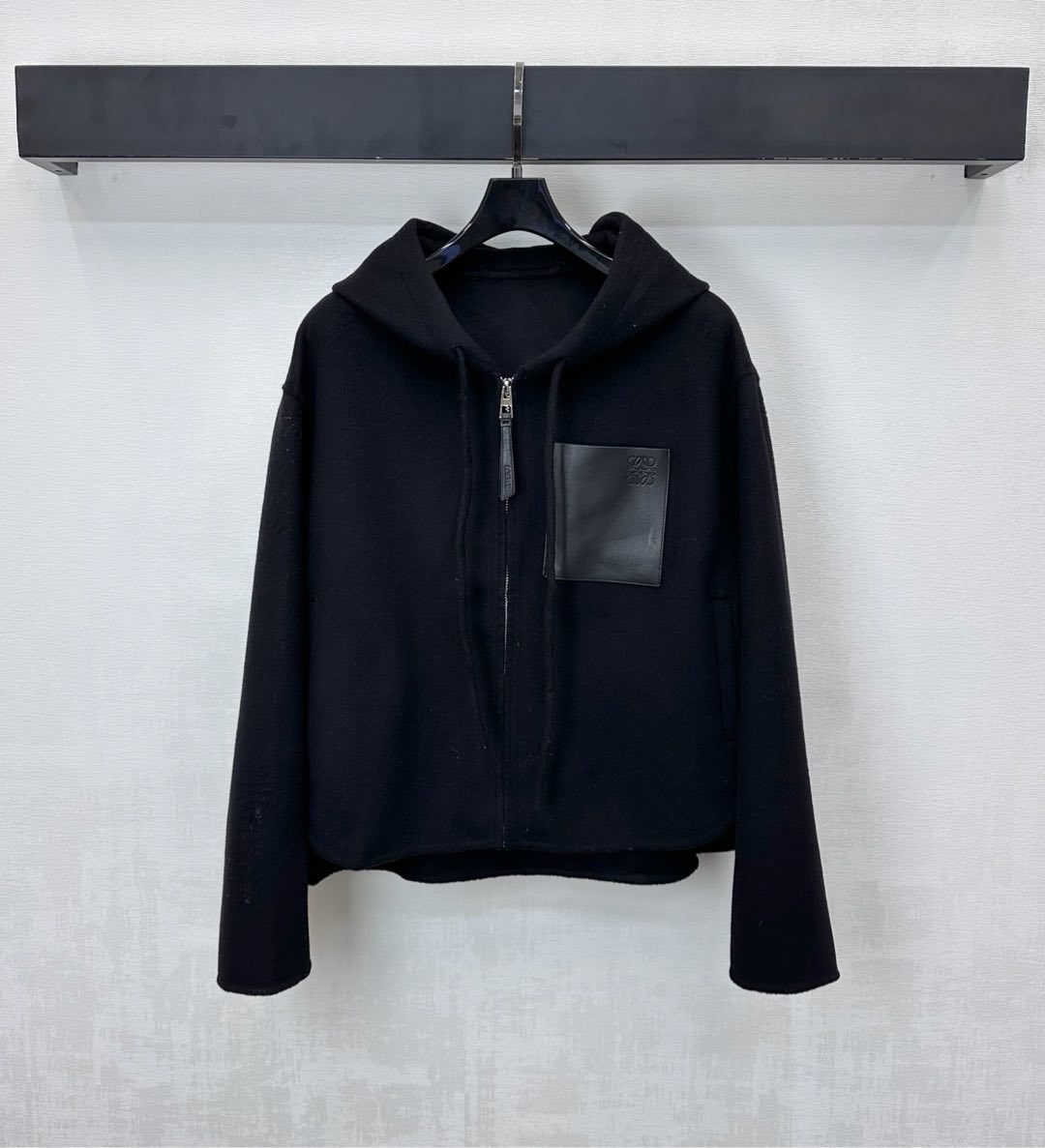 NO:577576,Comes with dust bag Loew*2025 new arrival double-sided cashmere hooded jacket customized YB imported 100% wool material, excellent texture and appearance Simple plain color with leather pocket on the chest embellished with iconic logo decoration to add layering to the look Zipper adjustment design with engraved letters and leather label on the placket Highlights the brand tone Development of surface accessories Hooded zipper jacket tailoring High-end and relaxed wear Full of aura in autumn and winter High version, loewe, jackets & coats, jackets &  coats,hats,alexander wang19860909配防尘袋Loew*2025新品上架双面羊绒连帽外套定制YB进口百分百羊毛材质 质感品相绝佳 简约素色配合胸前皮质口袋点缀标志性徽标装饰 增添造型层次感 开襟刻印字母皮标拉链调节设计 彰显品牌调性 面辅料开发 连帽拉链夹克外套剪裁 穿搭高级松弛 秋冬气场十足 高版本,,loewe,jackets & coats,jackets & coats,hats,alexander wang,Women's clothing