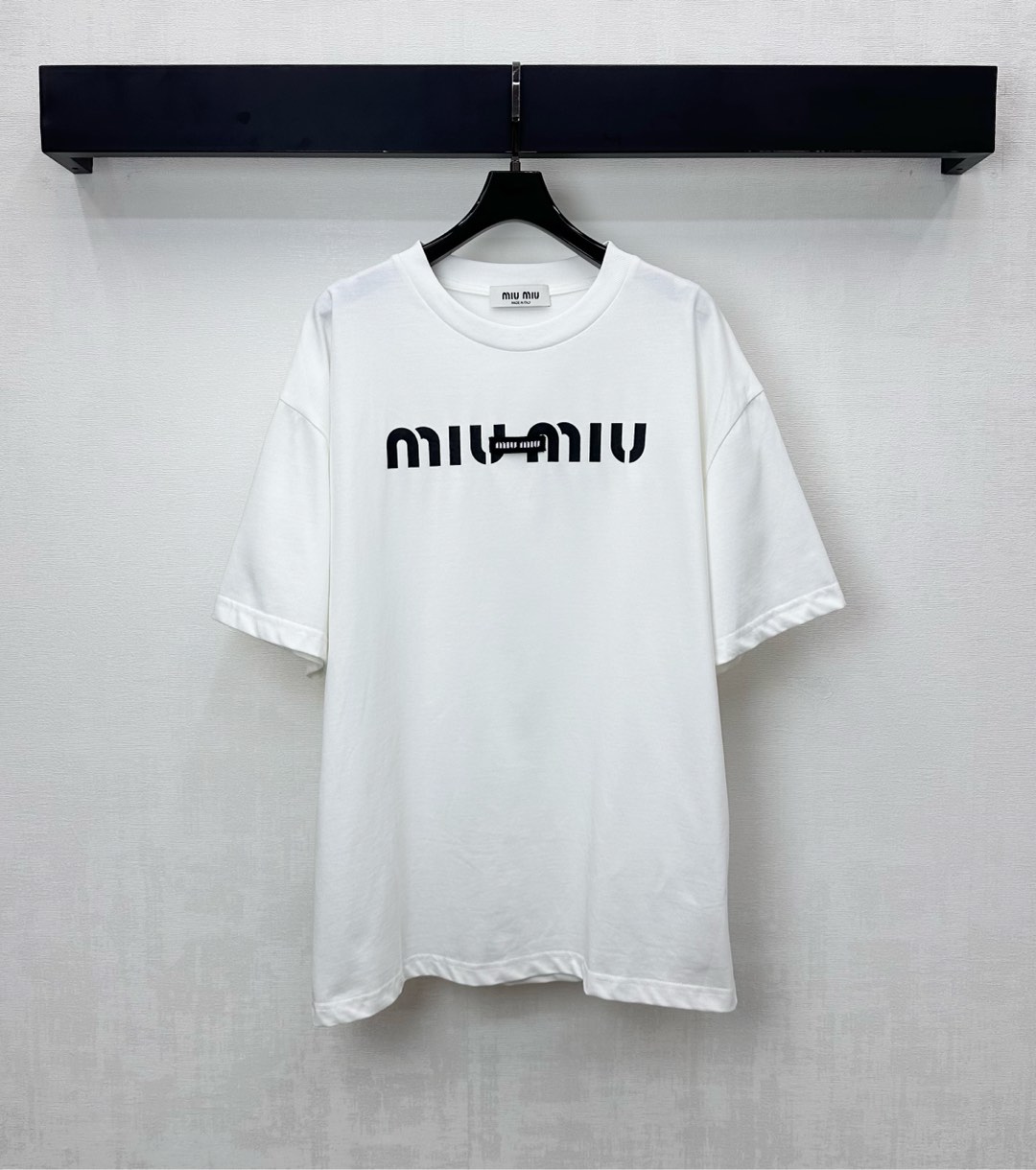 NO:576885,Miumi*2025 new arrivals, letter logo short sleeves, customized YB imported twill cotton material, breathable and comfortable, full of texture, iconic letter logo decoration on the chest, highlighting the brand tone, threaded hemming details on the collar, adding layering to the look, creating a fashionable and relaxed personality, development of surface accessories, regular short-sleeved T-shirt tailoring, stylish when worn alone, high version,,miumiu,T-shirt,tees,t-shirt,alexander wang19860909Miumi*2025新品上架字母徽标短袖定制YB进口斜纹全棉材质 透气舒适 质感十足 胸前点缀标志性字母徽标装饰 彰显品牌调性 领口螺纹包边细节处理 增添造型层次感 打造个性时髦松弛 面辅料开发 常规短袖T恤剪裁 单穿内搭出彩时髦 高版本,,miumiu,T-shirt,tees，t-shirt,alexander wang,Women's clothing
