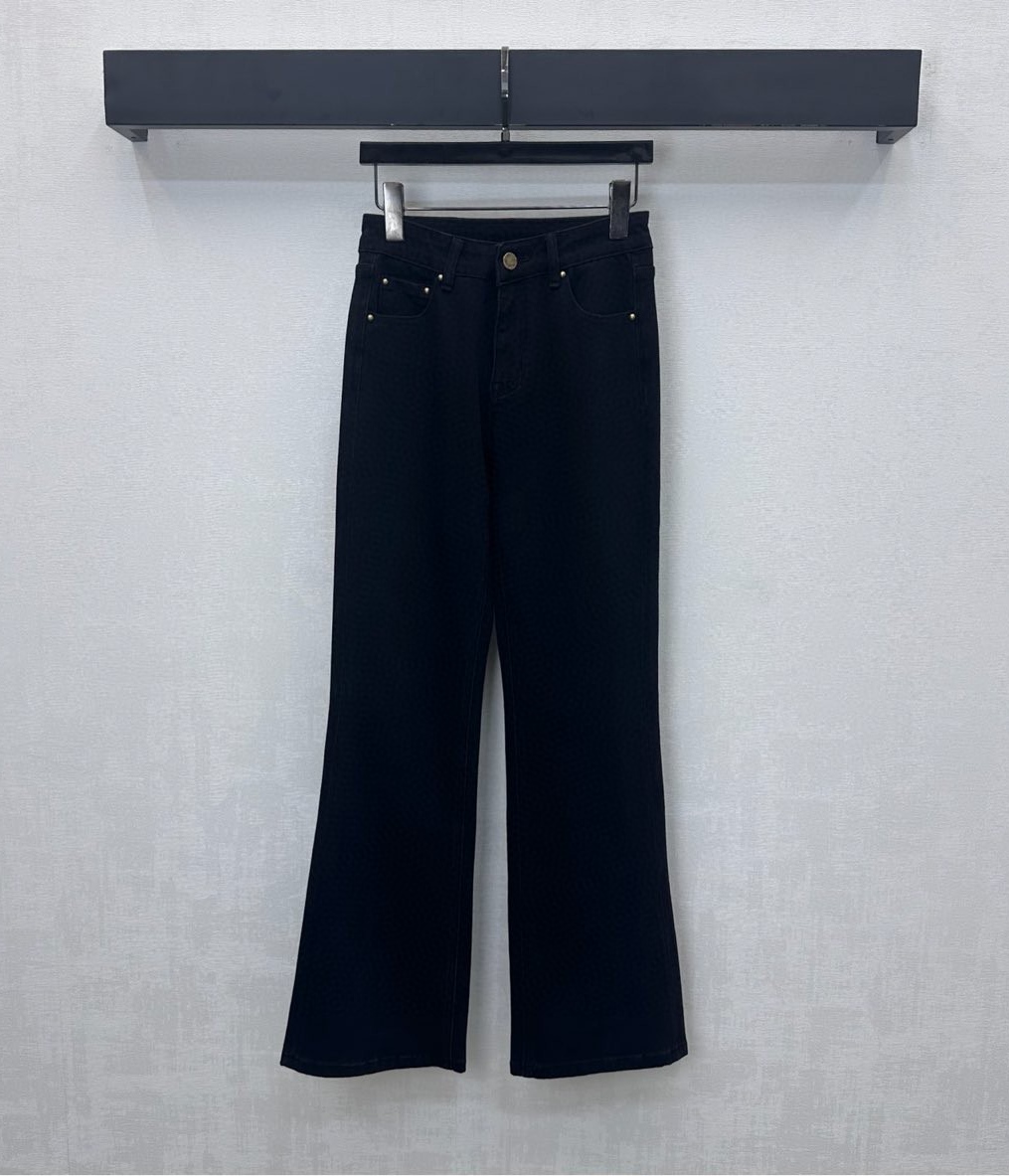 NO:576419,Louis Vuitto*2025 new products are on the shelves. High-waisted stretch denim trousers. Customized YB imported twill cotton denim material. Comfortable, stretchy and stylish. Multiple enzyme washing process. High-waisted buttoned symmetrical pocket version to add layering to the look. The back hip pockets are decorated with four-leaf clover letter logo to echo the leather label embellishment on the waist. Highlight the brand tone. Development of surface accessories. High-waisted straight trousers cut. Easy to wear with good proportions. Casual wear with fashionable style.  High version 2 colors 26-30, louis vuitton, alexander wang19860909Louis Vuitto*2025新品上架高腰弹力牛仔长裤定制YB进口斜纹棉牛仔材质 舒适弹力有型 多重酵素水洗工艺处理 高腰系扣对称插兜口袋版型 增添造型层次感 后臀口袋饰以四叶草字母徽标装饰呼应腰间皮标点缀 彰显品牌调性 面辅料开发 高腰直筒长裤剪裁 轻松穿出好比例 随意穿搭时髦洋气 高版本2色26-30,,louis vuitton,alexander wang,Women's clothing