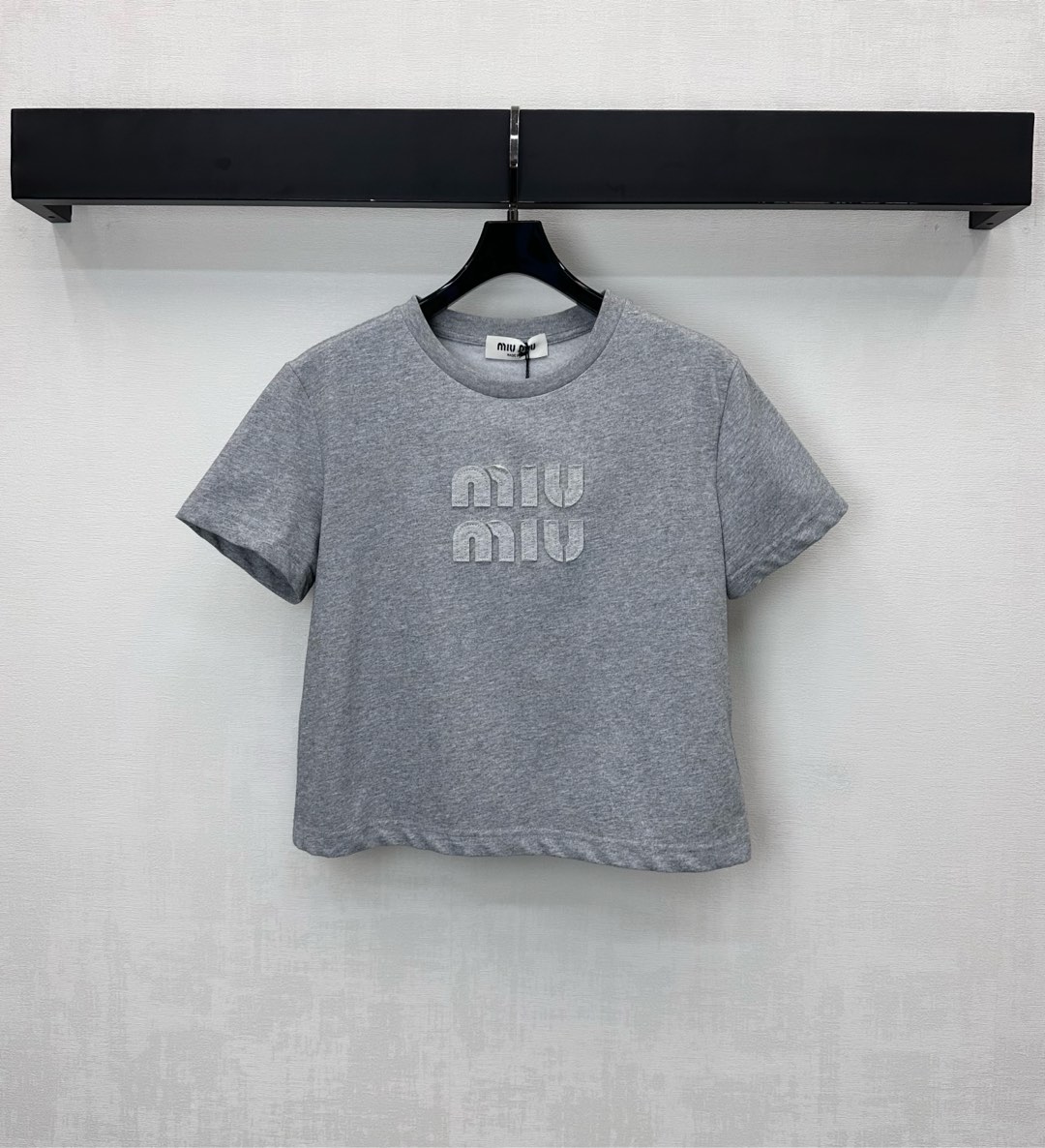 NO:576937,Miumi*2025 new arrivals, short style with letter logo, customized YB imported virgin cotton material, breathable and comfortable, full of texture, emblazoned with the iconic letter logo on the chest to highlight the brand tone, development of fabric accessories, round neck short-sleeved T-shirt tailoring, stylish when worn alone, high version,,miumiu,T-shirt,tees,t-shirt,alexander wang19860909Miumi*2025新品上架字母徽标短款定制YB进口原生全棉材质 透气舒适 质感十足 胸前点缀标志性字母徽标装饰 彰显品牌调性 面辅料开发 圆领短袖T恤剪裁 单穿内搭出彩时髦 高版本,,miumiu,T-shirt,tees，t-shirt,alexander wang,Women's clothing