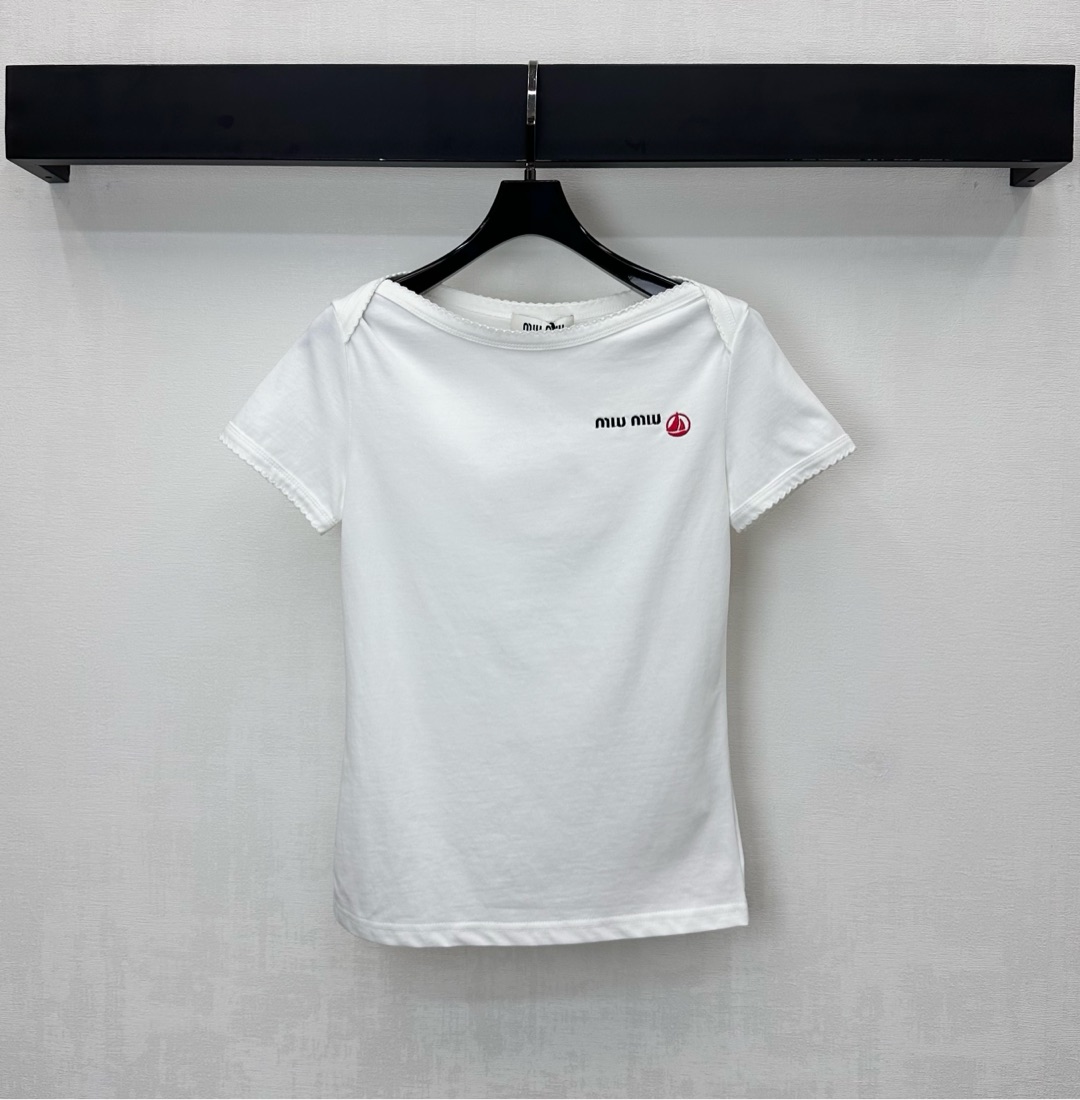 NO:576926,Miumi*2025 new products are on the shelves, embroidered slim custom YB imported twill cotton material, breathable and comfortable, full of texture, letter embroidered logo decoration on the chest, highlighting the brand's tone, showing a forward and playful sense of fashion, classic color matching to create a personalized style, full of creativity, full of the brand's advanced design sense, development of fabric accessories, slim short-sleeved T-shirt tailoring, showing a slimming visual effect, and stylish when worn alone  High version,,miumiu,T-shirt,tees,t-shirt,alexander wang19860909Miumi*2025新品上架刺绣修身定制YB进口斜纹棉材质 透气舒适 质感十足 胸前点缀字母刺绣徽标装饰 彰显品牌调性 呈现出超前又俏皮的时尚感 经典配色打造个性风格 充满创意 品牌高级设计感拉满 面辅料开发 修身短袖T恤剪裁 呈现显瘦视觉效果 单穿内搭出彩时髦  高版本,,miumiu,T-shirt,tees，t-shirt,alexander wang,Women's clothing