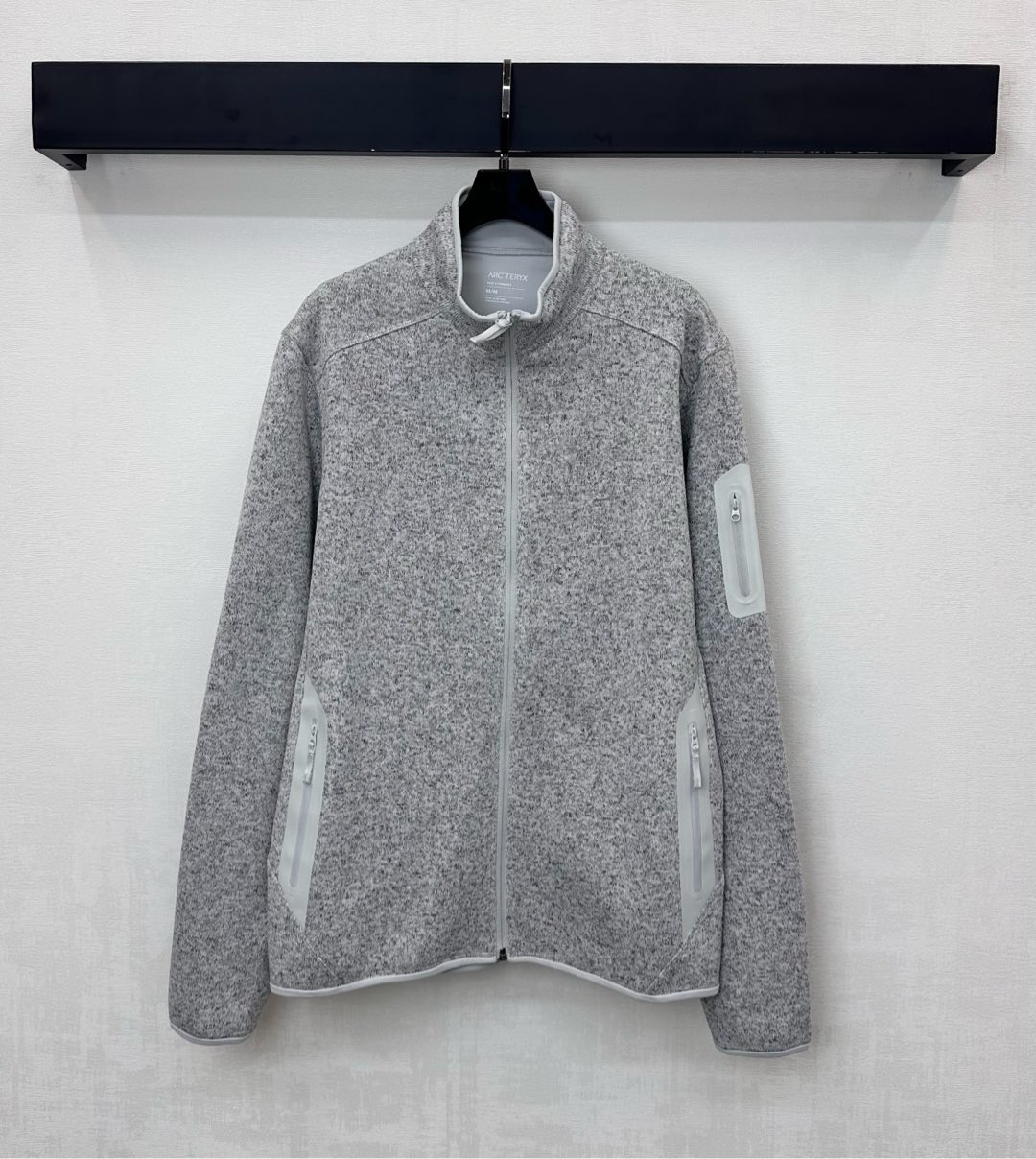 NO:576443,Arctery*2025 new products stand-up collar jacket made of custom YB imported material. Delicate, comfortable and stylish, windproof and cold-proof. Whole-body strapping details. Designed with a zipper adjustment to add layering to the look. Diagonal pockets on both sides for hand warmth. Iconic embroidered logo decoration on the outside of the arms. Highlights brand tone. Development of surface accessories. Stand-up collar zipper jacket and jacket style tailoring. Casual and fashionable with skirts and trousers. High version 3 colors, skirts, jackets &  coats,jackets & coats,alexander wang19860909Arctery*2025新品上架立领夹克外套定制YB进口材质 细腻舒适有型 防风御寒 通体捆条包边细节处理 配合开襟拉链调节设计 增添造型层次感 两侧斜插口袋暖手实用 手臂外侧口点缀标志性刺绣徽标装饰 彰显品牌调性 面辅料开发 立领拉链夹克外套版型剪裁 随意搭配裙装裤装休闲时髦 高版本3色,,skirts,jackets & coats,jackets & coats,alexander wang,Women's clothing