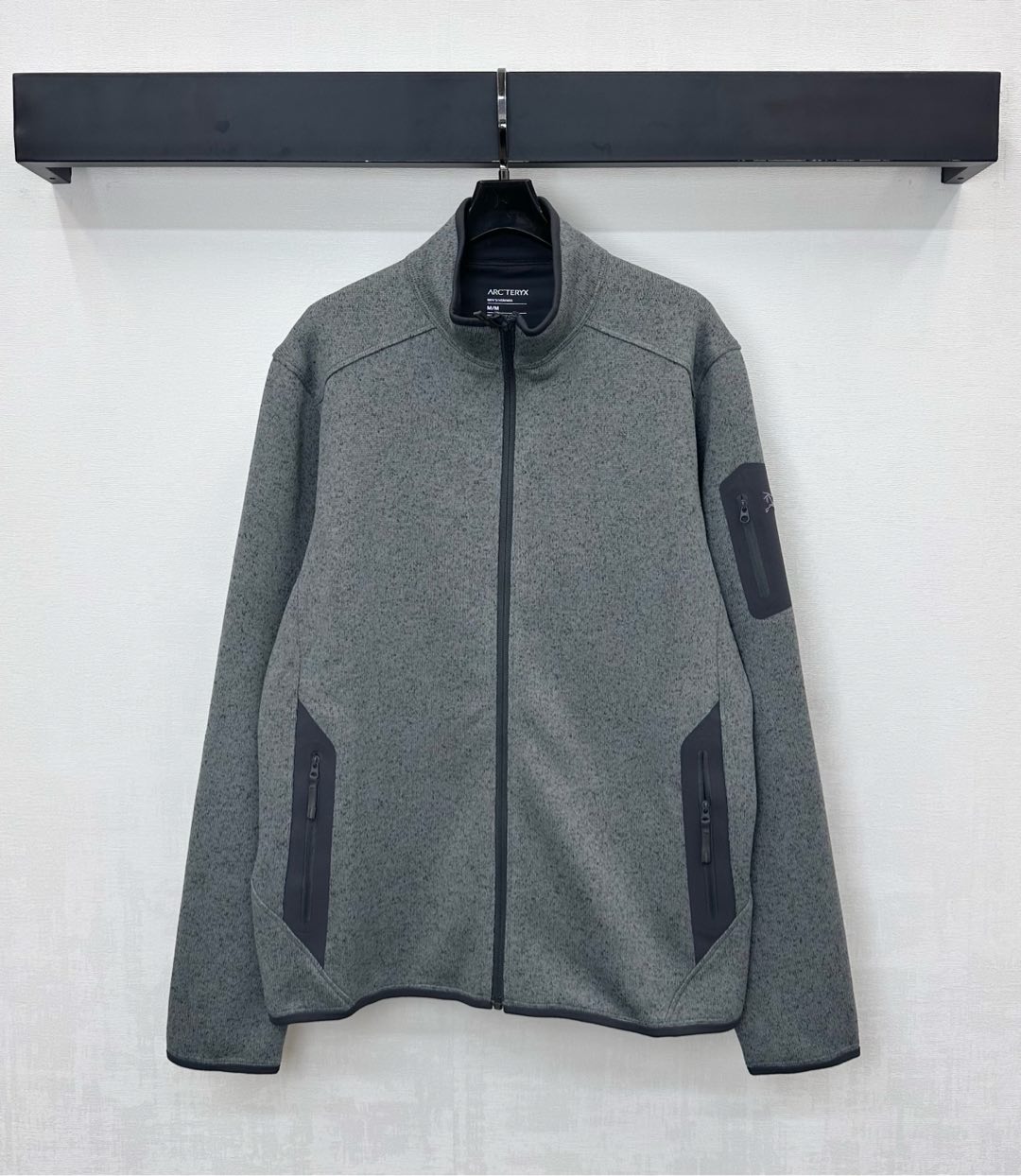 NO:576417,Arctery*2025 new products stand-up collar jacket made of custom YB imported material. Delicate, comfortable and stylish, windproof and cold-proof. Whole-body strapping details. Designed with a zipper adjustment to add layering to the look. Diagonal pockets on both sides for hand warmth. Iconic embroidered logo decoration on the outside of the arms. Highlights brand tone. Development of surface accessories. Stand-up collar zipper jacket and jacket style tailoring. Casual and fashionable with skirts and trousers. High version 3 colors, skirts, jackets &  coats,jackets & coats,alexander wang19860909Arctery*2025新品上架立领夹克外套定制YB进口材质 细腻舒适有型 防风御寒 通体捆条包边细节处理 配合开襟拉链调节设计 增添造型层次感 两侧斜插口袋暖手实用 手臂外侧口点缀标志性刺绣徽标装饰 彰显品牌调性 面辅料开发 立领拉链夹克外套版型剪裁 随意搭配裙装裤装休闲时髦 高版本3色,,skirts,jackets & coats,jackets & coats,alexander wang,Women's clothing