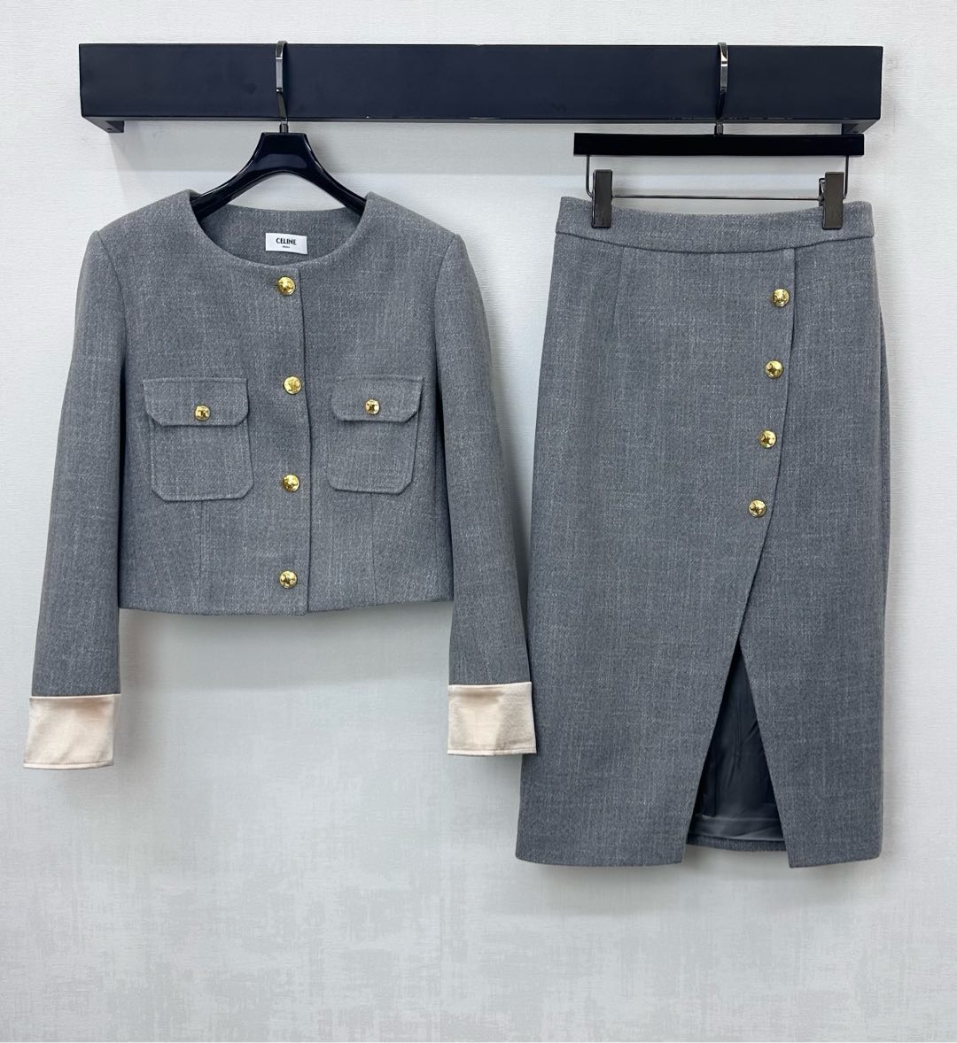 NO:576428,Celin*2025 new products are on the shelves. Round neck dress jacket and skirt suit. Customized YB imported woolen material. Crisp and stylish. Decorated with spliced contrasting cuffs designed to clash with the gray body. Add a sense of layering. Heavy molded Arc de Triomphe gold buckle adjustment design to highlight the brand tone. Surface and accessories development. Round neck dress jacket matched with the same series of skirts. The details echo up and down. Suitable for banquets and year-end events. Excellent outfit choice. High version,,celine,skirts,jackets &  coats,alexander wang19860909Celin*2025新品上架圆领洋装外套半裙套装定制YB进口羊毛呢材质 挺括有型 饰以拼接撞色袖口设计碰撞大身灰色 增添造型层次感 重工开模凯旋门金扣调节设计 彰显品牌调性 面辅料开发 圆领洋装外套搭配同系列半裙 细节上下呼应 适穿于宴会年终活动绝佳穿搭选择  高版本,,celine,skirts,jackets & coats,alexander wang,Women's clothing