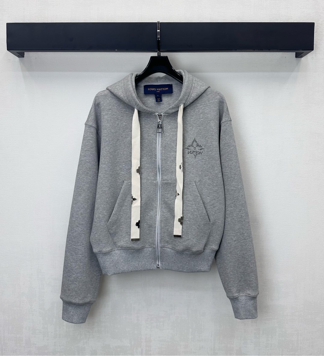 NO:576420,Louis Vuitto*2025 new arrivals, hooded zipper jacket, custom made of YB imported virgin cotton material, glossy and comfortable, draped, decorated with the iconic letter logo on the chest, highlighting the brand's tone, with drawstrings and metal four-leaf clover logo embellishments, echoing the style from top to bottom, adding layering to the look, surface accessories development, hooded zipper jacket tailoring, can be paired with the same series of leggings trousers, worn as a set or alone, simple and high-end, high version, Louis Vuitton, jackets &  coats,hats,alexander wang19860909Louis Vuitto*2025新品上架连帽拉链外套定制YB进口原生全棉材质 光泽舒适垂顺 饰以胸前标志性字母徽标装饰 彰显品牌调性 配合抽绳点缀金属四叶草徽标点缀 上下呼应风格 增添造型层次感 面辅料开发 连帽拉链外套剪裁 可搭配同系列束腿长裤 成套或单穿简约高级   高版本,,louis vuitton,jackets & coats,hats,alexander wang,Women's clothing