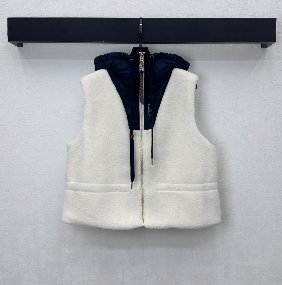 NO:576423,Louis Vuitto*2025 new products on the shelves Teddy spliced ​​nylon hooded vest customized YB imported Teddy plush nylon material Double collision design of color fabrics to add layering to the look The back is decorated with the iconic four-leaf clover letter logo pattern to highlight the brand tone Development of surface accessories Hooded drawstring zipper vest tailoring Breathable mesh lining The first choice for fashionable wear in autumn and winter High version, loro piana, hats, alexander wang19860909Louis Vuitto*2025新品上架泰迪拼接尼龙连帽马甲定制YB进口泰迪毛绒尼龙材质 颜色面料双重碰撞设计 增添造型层次感 后背饰以标志性四叶草字母徽标图案装饰 彰显品牌调性 面辅料开发 连帽抽绳拉链马甲剪裁 内里透气网面 秋冬时髦穿搭首选 高版本,,loro piana,hats,alexander wang,Women's clothing
