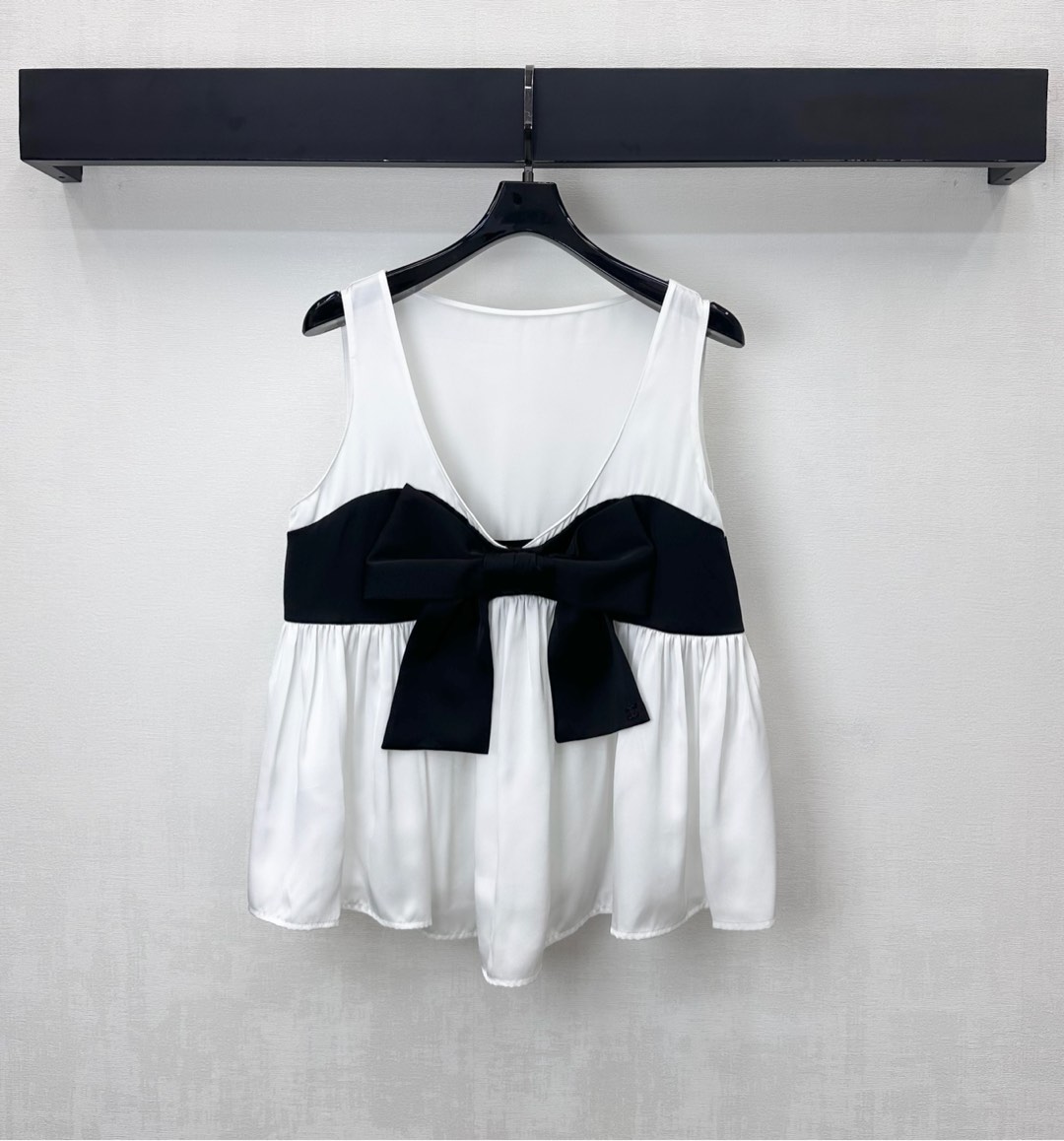 NO:576432,Chane*2025 new products are on the shelves. Customized YB imported satin material with color matching bow vest. Skin-friendly and comfortable gloss. Contrast color three-dimensional bow decoration in the center of the chest to highlight the brand tone. Side slit zipper adjustment. Designed with hem pleats to add layering to the look. Surface accessories development. Deep V vest cut. Age-reducing style. High version 36 38 40,,chanel,alexander wang19860909Chane*2025新品上架拼色蝴蝶结背心定制YB进口缎面材质 亲肤舒适光泽 胸前居中拼接撞色立体蝴蝶结装饰 彰显品牌调性 侧开衩拉链调节 配合下摆压褶放量设计 增添造型层次感 面辅料开发 深V背心版型剪裁 穿搭减龄气质  高版本36 38 40,,chanel,alexander wang,Women's clothing