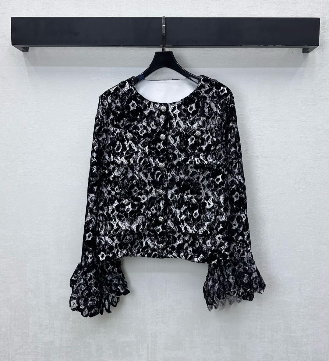 NO:576933,Chane*2025 New Arrival Lace Bell Sleeve Jacket. Customized YB imported water-soluble lace material. High-grade drape. Plain base with water-soluble lace texture on the outer layer. Layered cake lace cuffs are cut to add layering to the look. The flower placket button adjustment echoes the symmetrical pocket design to highlight the brand tone. Surface accessories development. Round neck and shoulder jacket cut. Can be paired with the same series of bootcut trousers. Complete set for commuting and attending important occasions to show your noble and elegant temperament. High version 36  38 40,,chanel,jackets & coats,alexander wang19860909Chane*2025新品上架蕾丝喇叭袖外套 定制YB进口水溶蕾丝材质 垂顺高级 素色打底配合外层满铺水溶蕾丝肌理 层叠蛋糕花边袖口裁剪处理 增添造型层次感 开襟花朵襟扣调节呼应对称口袋设计 彰显品牌调性 面辅料开发 圆领正肩外套剪裁 可搭配同系列微喇长裤 成套穿搭通勤与出席重要场合尽显高贵优雅气质 高版本36 38 40,,chanel,jackets & coats,alexander wang,Women's clothing