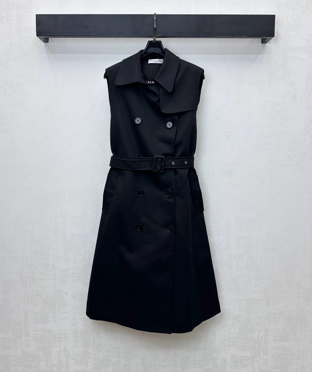 NO:576909,Dio*2025 new arrivals, lapel belt sleeveless windbreaker, customized YB imported windbreaker material, stiff and stylish, double-breasted button adjustment on the front and unilateral shawl decoration, adding layering to the look. The perforated belt design outlines the graceful figure. The interior is covered with the iconic presbyopic letter interlining, highlighting the brand tone. Development of surface accessories. Lapel mid-length vest skirt tailoring to create an elegant silhouette. A layered windbreaker that is both fashionable and practical.  The outfit is charming, British and elegant. High version 2 colors, dior, skirts, shawls, alexander wang19860909Dio*2025新品上架翻领腰带无袖风衣定制YB进口风衣材质 挺括有型 沿用前襟双排纽扣调节与单侧披肩装饰 增添造型层次感 本布穿孔腰带设计勾勒曼妙身形 内里满铺标志性老花字母衬布 彰显品牌调性 面辅料开发 翻领中长款马甲裙剪裁 打造优雅的轮廓 时尚与实用兼备的叠穿风衣 穿搭气质魅力英伦优雅  高版本2色,,dior,skirts,shawls,alexander wang,Women's clothing