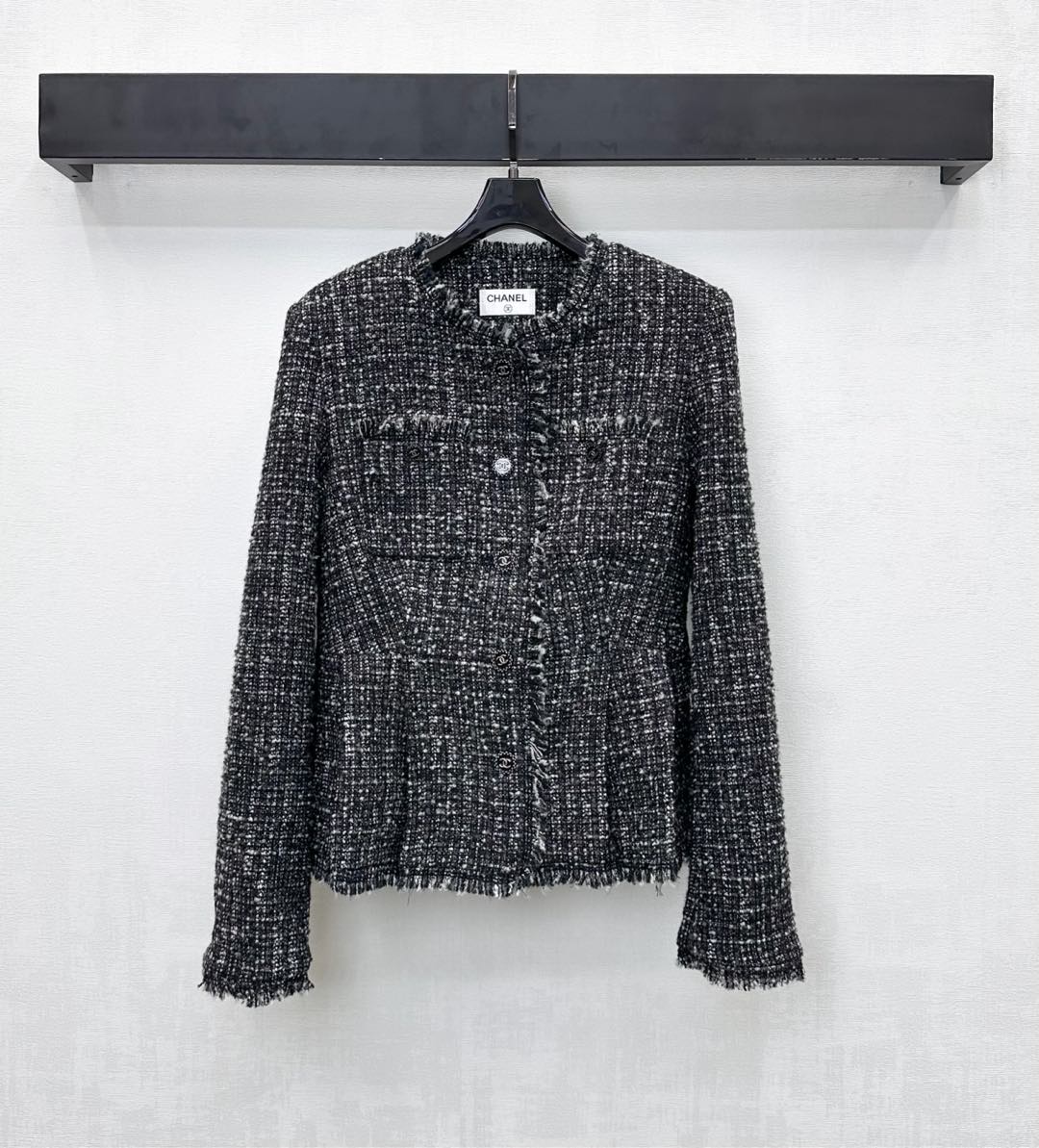 NO:577155,Chane*2025 new arrivals, slub dress jackets, customized YB imported slub woolen material. The texture is obvious. The woolen material is visible to the naked eye. The texture is superior. The coarse plaid woolen fabric creates a model of lady style. The single-row heavy-duty double C element round button adjustment design on the front highlights the brand tone. The whole body is embellished with non-edged fluffy raw edges to add layering to the look. The development of surface accessories. Round neck cardigan jacket tailoring. The upper body is full of temperament. The first choice for fashionable and sophisticated wear.  High version 36 38 40,,chanel,jackets & coats,alexander wang19860909Chane*2025新品上架粗纺洋装外套定制YB进口粗纺羊毛呢材质 肌理明显 毛料肉眼可见 质感上乘 粗花格纹毛呢面料打造名媛风典范 前襟单排重工双C元素圆扣调节设计 彰显品牌调性 通体点缀不包边絮状毛边装饰 增添造型层次感 面辅料开发 圆领开襟外套剪裁 上身气质十足 时髦精穿搭首选  高版本36 38 40,,chanel,jackets & coats,alexander wang,Women's clothing