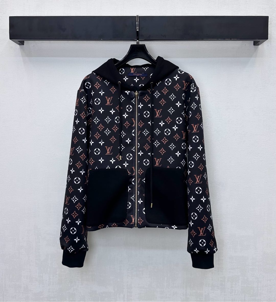 NO:577160,Louis Vuitto*2025 new products are on the shelves. The spliced hooded jacket is made of imported YB materials. It is crisp and stylish. It uses the color-blocked hooded pocket design. It is matched with the elastic thread processing on the cuffs to add a sense of layering to the shape. The body is embellished with the iconic four-leaf clover letter logo in contrasting colors to highlight the brand's tone. Forming a double collision element to highlight the sense of fashion. The development of surface accessories. The hooded zipper jacket is cut in a loose silhouette. It is fashionable and the first choice for autumn and winter outerwear. High version, Louis  vuitton,jackets & coats,jackets & coats,hats,alexander wang19860909Louis Vuitto*2025新品上架拼接连帽夹克外套定制YB进口材质 挺括有型 沿用拼色连帽口袋设计 配合袖口弹力螺纹处理 增添造型层次感 大身点缀撞色标志性四叶草字母徽标 彰显品牌调性 形成双重碰撞元素凸显时尚感 面辅料开发 连帽拉链外套版型剪裁 宽松廓形包容时髦 秋冬外搭首选 高版本,,louis vuitton,jackets & coats,jackets & coats,hats,alexander wang,Women's clothing