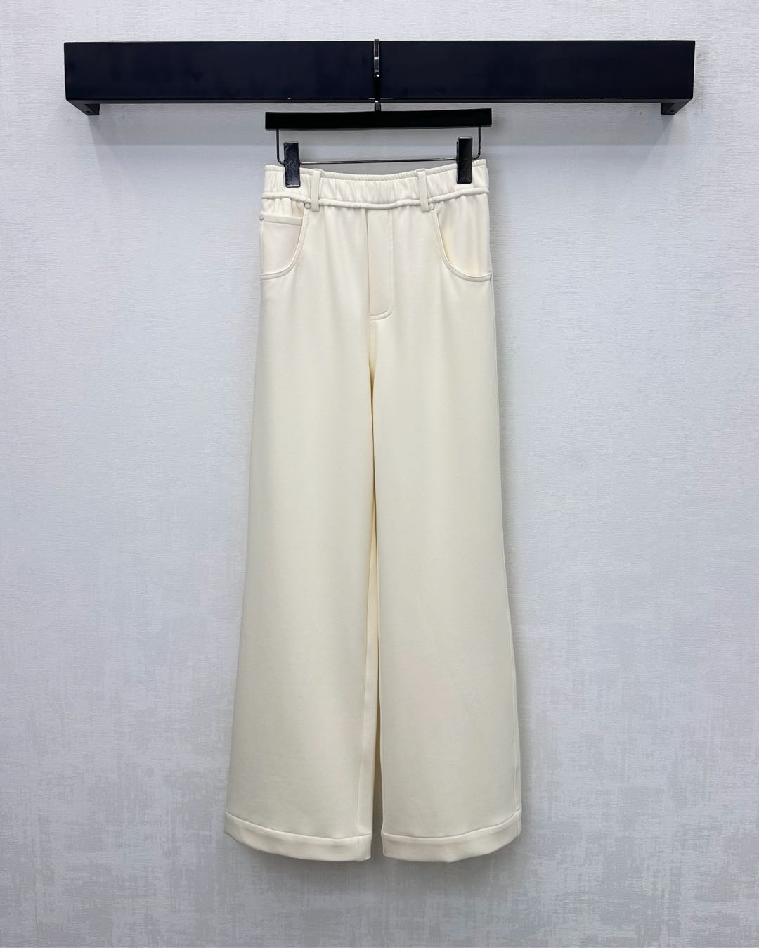 NO:577385,BC*2025 new products are on the shelves. Elastic waist straight trousers are made of imported YB twill cotton. They are comfortable and stylish. Elastic waistband design adds layering to the look. Three-dimensional tailoring with symmetrical pocket decoration highlights the brand tone. Surface accessories development. High-waisted straight trousers. Can be paired with jackets and jackets of the same series. Complete set to match high street fashion style. High version,,jackets & coats,jackets & coats,alexander wang19860909BC*2025新品上架弹力腰直筒长裤定制YB进口斜纹棉材质 垂顺舒适有型 弹力松紧腰头设计 增添造型层次感 立体裁剪搭配对称口袋装饰 彰显品牌调性 面辅料开发 高腰直筒长裤剪裁 可搭配同系列夹克外套 成套穿搭高街时髦风格   高版本,,jackets & coats,jackets & coats,alexander wang,Women's clothing