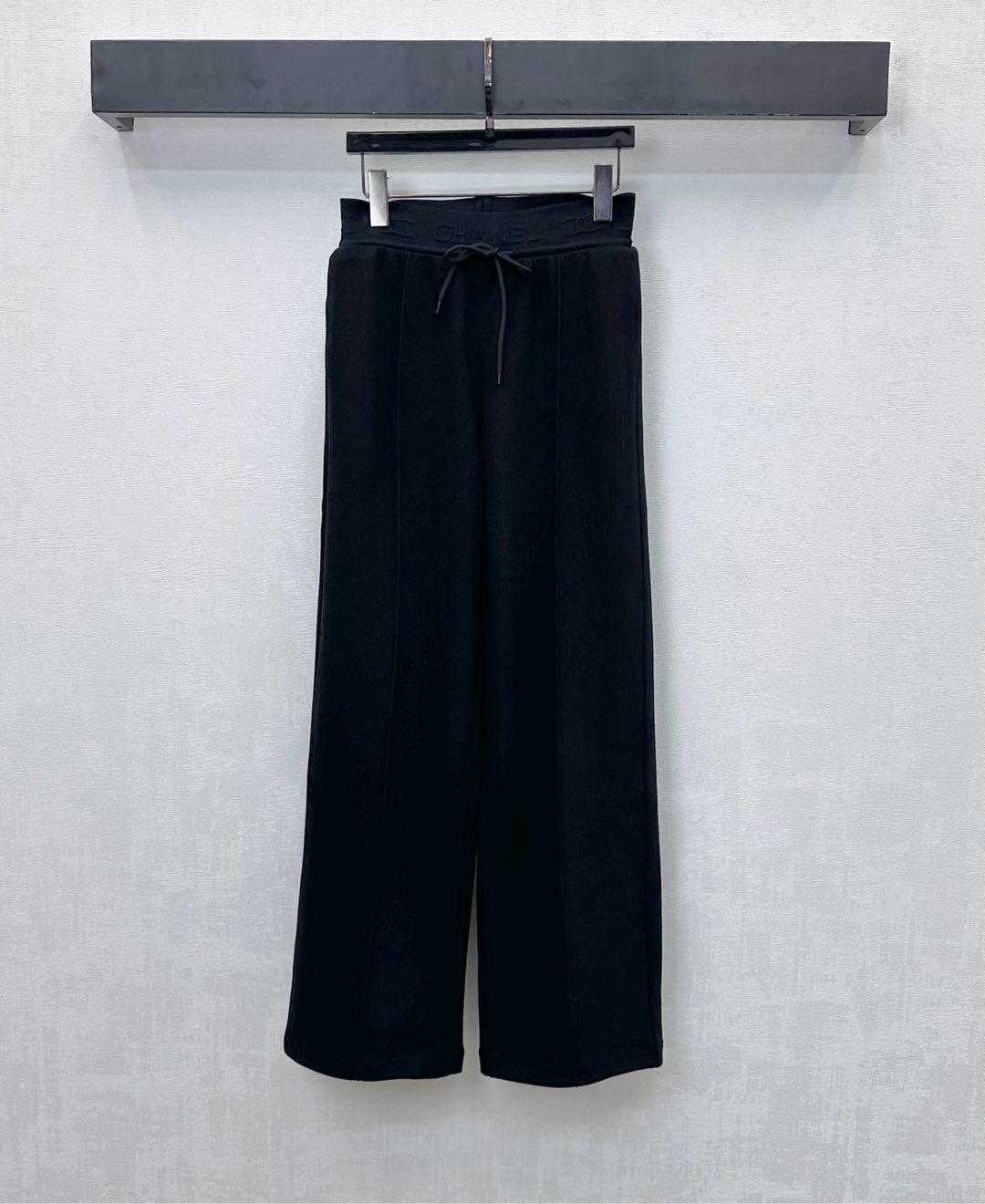 NO:577373,Chane*2025 new arrival drawstring wide-leg trousers customized YB imported blended wool material Soft, comfortable and delicate Three-dimensional cutting of the upper body makes the legs slimmer and longer The elastic webbing at the waist is decorated with the iconic letter logo to highlight the brand tone Development of surface accessories High-waisted drawstring straight trousers style tailoring Casual matching and fashionable relaxation High version 2 colors 36 38 40,,chanel,alexander wang19860909Chane*2025新品上架抽绳阔腿长裤定制YB进口混纺羊毛材质 柔软舒适细腻 立体裁剪上身显瘦显腿长 配合腰间弹力织带点缀标志性字母徽标装饰 彰显品牌调性 面辅料开发 高腰抽绳直筒长裤版型剪裁 随意搭配穿搭时髦松弛  高版本2色36 38 40,,chanel,alexander wang,Women's clothing