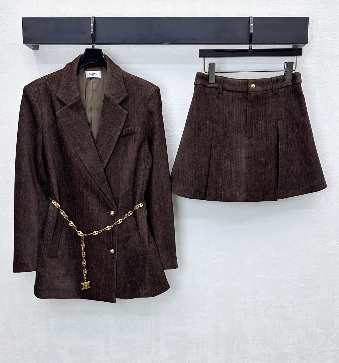 NO:577354,Celin*2025 new arrivals lapel suit pleated skirt suit customized YB imported rayon material. Smooth and draped. Decorated with golden Arc de Triomphe waist chain adjustment decoration to highlight the brand tone. Gun-notch lapel silhouette with front oblique button design to add layering to the look. Surface accessories development. Lapel suit jacket paired with micro-A pleated skirt. Complete set with high-end temperament. High version,,celine,skirts,jackets & coats,business suit,alexander  wang19860909Celin*2025新品上架翻领西装压褶短裙套装定制YB进口人棉材质 垂顺流畅 饰以金色凯旋门腰链调节装饰 彰显品牌调性 枪驳式翻领廓形版型配合前斜襟纽扣设计 增添造型层次感 面辅料开发 翻领西装外套搭配微A压褶短裙 成套穿搭高级气质  高版本,,celine,skirts,jackets & coats,business suit,alexander wang,Women's clothing