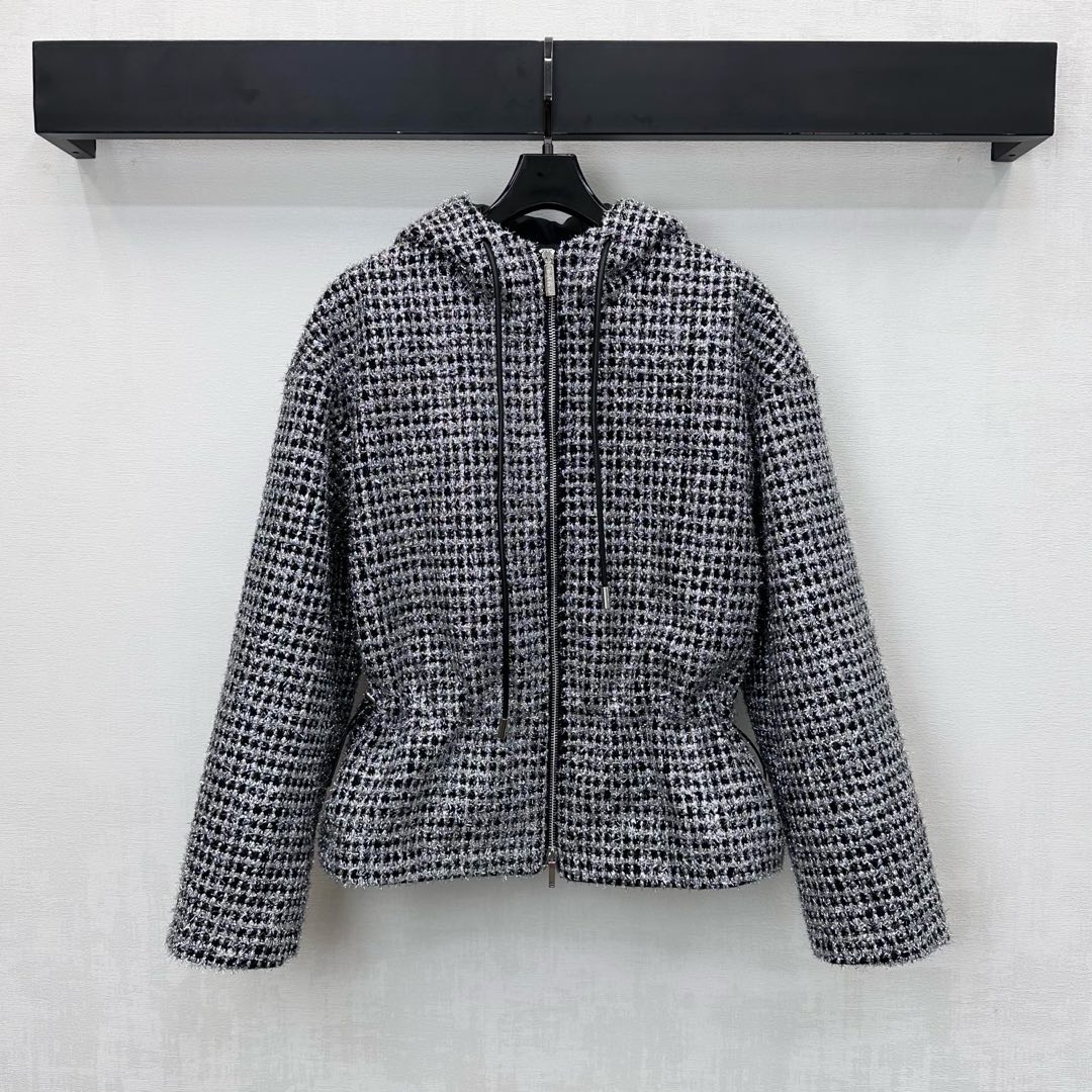 NO:577580,Chane*2025 new arrivals hooded silver thread slub jacket customized with YB imported slub woolen material. Delicate and high-end texture. All-over black silver houndstooth texture highlights the brand tone. Symmetrical drawstring adjustment design on the outside of the waist. Adds layering to the look. Easily concave lines. Surface accessories development. Hooded drawstring jacket style tailoring. Stylish for commuting and dating. High version 36 38 40,,chanel,jackets &  coats,hats,alexander wang19860909Chane*2025新品上架连帽银线粗纺外套定制YB进口粗纺羊毛呢材质 肌理细腻高级明显 通体黑底银丝千鸟格纹理 彰显品牌调性 腰部外侧对称抽绳调节设计 增添造型层次感 轻松凹出线条感 面辅料开发 连帽抽绳外套版型剪裁 通勤约会穿搭时髦洋气 高版本36 38 40,,chanel,jackets & coats,hats,alexander wang,Women's clothing