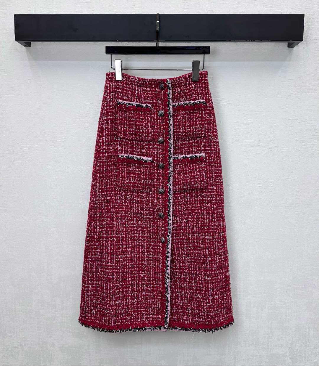 NO:577535,Chane*2025 new arrivals round neck braided dress skirt customized with YB imported slub woolen material. Full quality. The front placket extends to the edge of the hem pocket and the braided binding design adds a sense of layering to the look. The placket is engraved with button adjustment decoration to highlight the brand tonality. The ladylike style is highlighted. The development of surface accessories. Straight skirt cut with slits. Can be paired with the same series of jackets. The complete set is intellectually gentle. High version 36 38.  40,,chanel,skirts,jackets & coats,alexander wang19860909Chane*2025新品上架圆领编织洋装半裙定制YB进口粗纺羊毛呢材质 品相十足 前襟延伸至下摆口袋边缘编织捆边设计 增添造型层次感 开襟刻印纽扣调节装饰 彰显品牌调性 名媛格调立显 面辅料开发 开叉直筒半裙剪裁 可搭配同系列外套 成套穿搭知性温柔  高版本36 38 40,,chanel,skirts,jackets & coats,alexander wang,Women's clothing