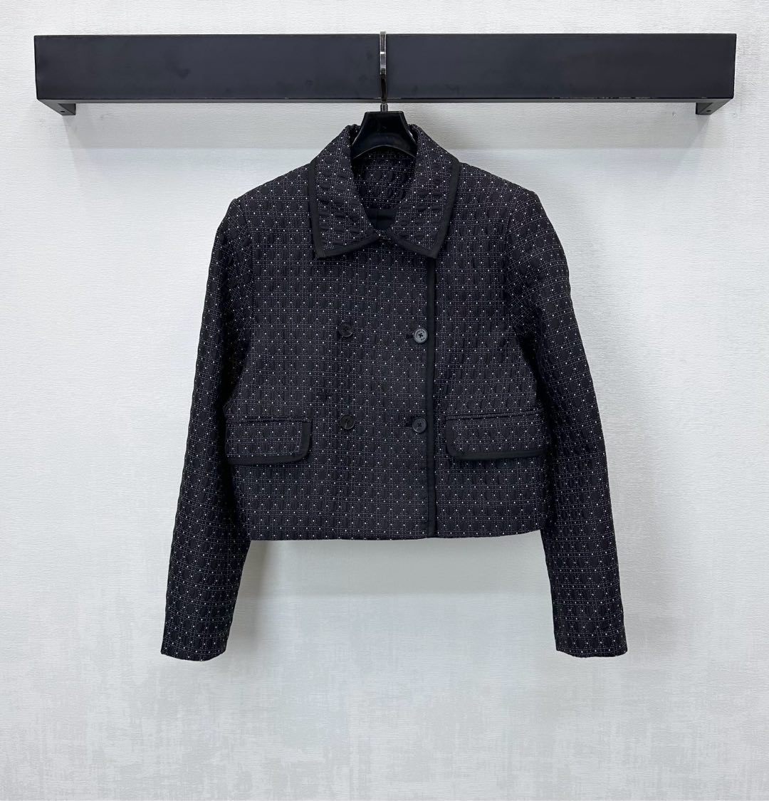 NO:577541,Dio*2025 new products are on the shelves. The rhombus pattern dress jacket is made of imported YB material. It is crisp, comfortable and stylish. The whole body is contrasted with black and white to form a checkerboard texture. It is decorated with symmetrical flap pockets to add layering to the look. The iconic bee CD embroidery logo is embellished on the waist to highlight the brand's tone. The development of surface accessories. The cut of the front shoulder dress and short jacket can be matched with the same series of skirts. The complete set has a high-end temperament. High version, dior, skirts, jackets & coats, alexander  wang19860909Dio*2025新品上架菱格纹洋装外套定制YB进口材质 挺括舒适有型 通体黑白撞色形成棋盘格肌理 配合对称翻盖口袋装饰 增添造型层次感 腰侧点缀标志性蜜蜂CD刺绣徽标 彰显品牌调性 面辅料开发 正肩洋装短外套剪裁 可搭配同系列半裙 成套穿搭高级气质  高版本,,dior,skirts,jackets & coats,alexander wang,Women's clothing