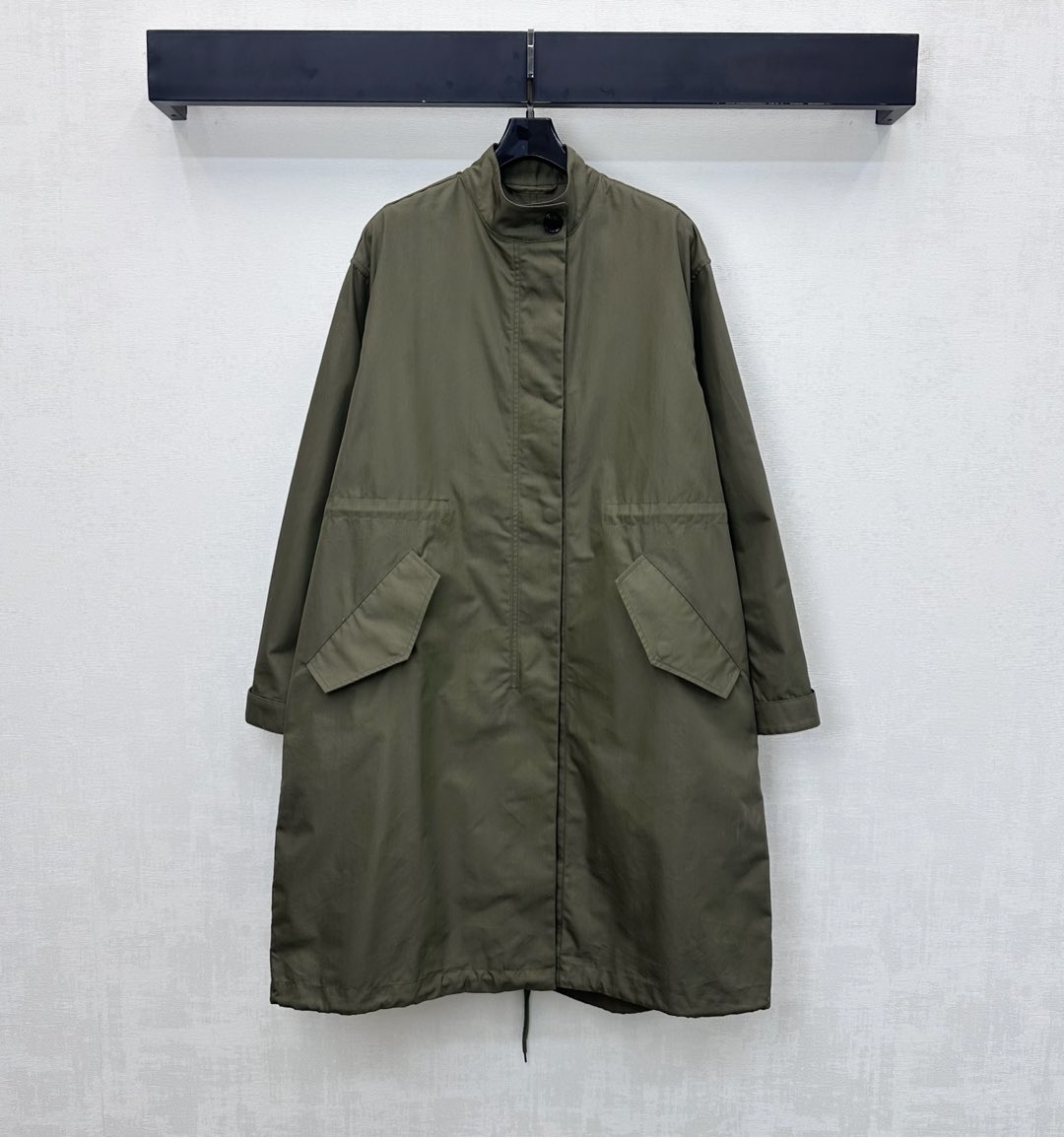 NO:577586,Givench*2025 new arrivals stand-up collar drawstring windbreaker jacket. Customized YB imported windbreaker material. Textured upright upper body and stylish. Open zipper to adjust symmetrical flap pocket decoration to add layering to the look. High collar buckle as highlight and inner waist drawstring to fit the human body curve. Effectively divide the proportion curve. The figure is more tolerant and more design sense and high-end style. Iconic letter print logo is embellished on the back to highlight the brand tone. Surface accessories development. Stand-up collar mid-length windbreaker jacket style tailoring.  Highly intelligent and versatile items for every season, high version, givenchy, jackets & coats, alexander wang19860909Givench*2025新品上架立领抽绳风衣外套 定制YB进口风衣材质 质感立挺上身有型 开襟拉链调节对称翻盖口袋装饰 增添造型层次感 高领扣作为亮点配合腰间内侧抽绳贴合人体曲线 有效划分比例曲线 身材包容度更高 更显设计感和格调高级 背后点缀标志性字母印花徽标 彰显品牌调性 面辅料开发 立领中长款风衣外套版型剪裁 换季高智感百搭单品  高版本,,givenchy,jackets & coats,alexander wang,Women's clothing