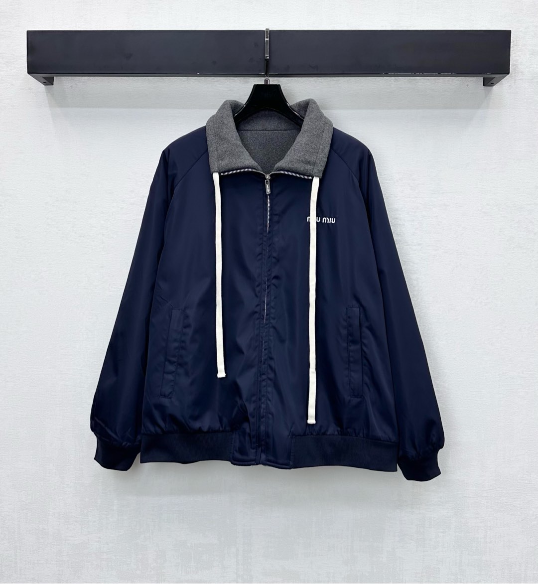NO:577593,Miumi*2025 new products are on the shelves. Reversible jackets are made of imported YB nylon lambswool material. Warm, comfortable and stylish. Follow the reversible concept. Collar drawstring adjustment and zipper design add layering to the look. Suitable for various occasions. Decorated with iconic letter logo on the chest to highlight the brand tone. Development of surface accessories. Lapel stand collar zipper jacket tailoring. Fashionable style. High version 2 colors,,miumiu,jackets & coats,jackets  & coats,alexander wang19860909Miumi*2025新品上架两面穿夹克外套定制YB进口尼龙羊羔毛材质 保暖舒适有型 沿用两面穿理念 领边抽绳调节配合开襟拉链设计 增添造型层次感 适配多种场合穿搭 胸前点缀标志性字母徽标装饰 彰显品牌调性 面辅料开发 翻领立领拉链外套剪裁 穿搭时髦洋气  高版本2色,,miumiu,jackets & coats,jackets & coats,alexander wang,Women's clothing
