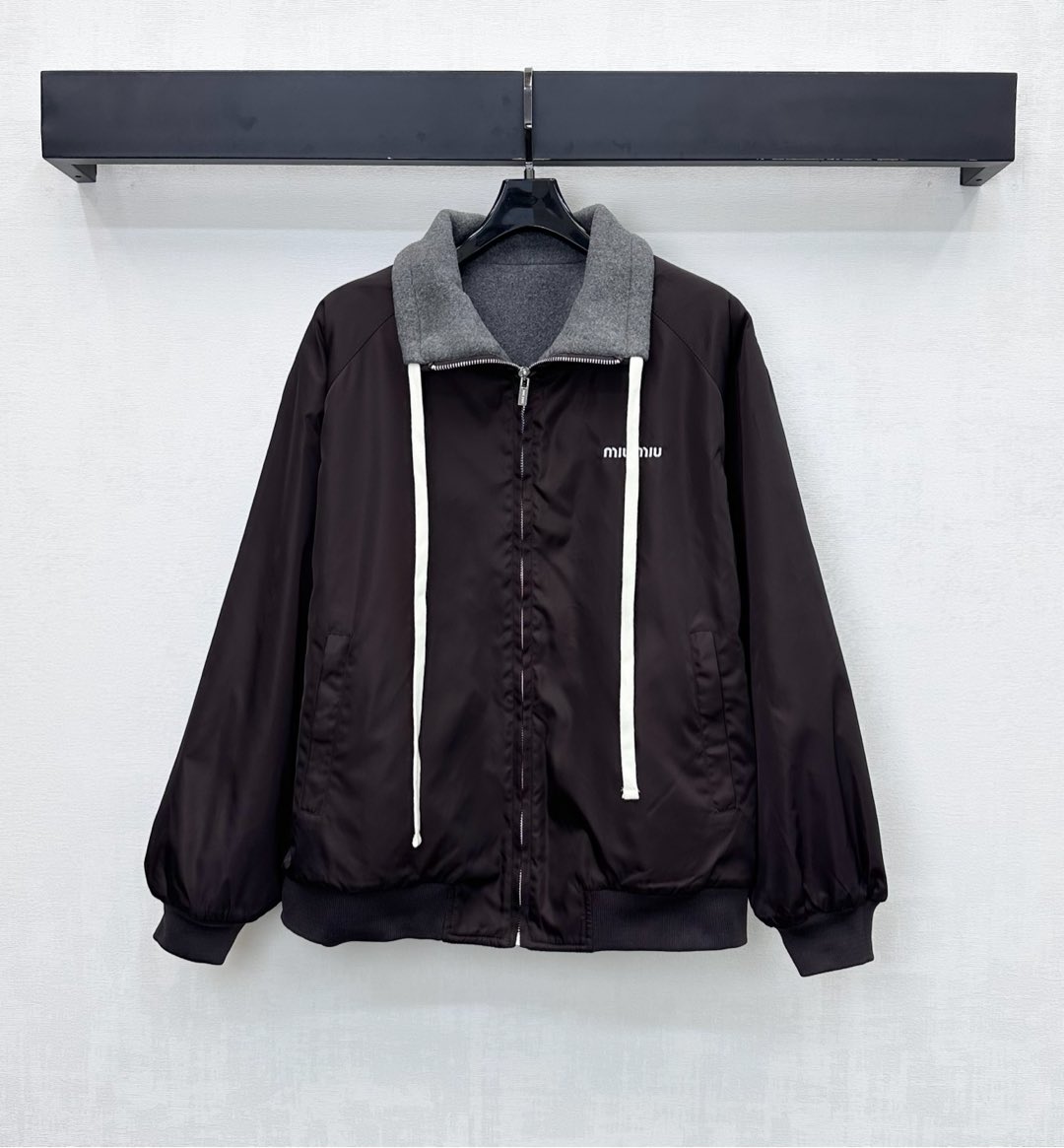 NO:577597,Miumi*2025 new products are on the shelves. Reversible flight jacket is made of imported YB nylon lambswool. It is warm, comfortable and stylish. It follows the reversible concept. The drawstring adjustment on the collar is combined with the zipper design to add layering to the look. Suitable for various occasions. The iconic letter logo decoration on the chest highlights the brand tone. Development of surface accessories. Lapel stand collar zipper jacket tailoring. Fashionable style. High version 2 colors,,miumiu,jackets &  coats,jackets & coats,alexander wang19860909Miumi*2025新品上架两面穿飞行外套定制YB进口尼龙羊羔毛材质 保暖舒适有型 沿用两面穿理念 领边抽绳调节配合开襟拉链设计 增添造型层次感 适配多种场合穿搭 胸前点缀标志性字母徽标装饰 彰显品牌调性 面辅料开发 翻领立领拉链夹克外套剪裁 穿搭时髦洋气  高版本2色,,miumiu,jackets & coats,jackets & coats,alexander wang,Women's clothing