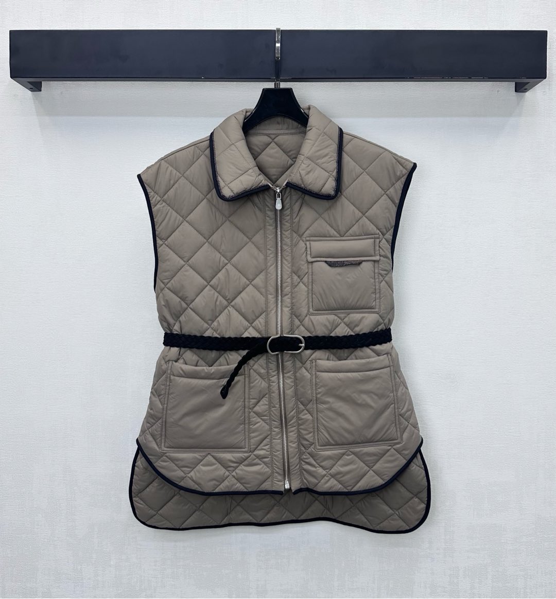 NO:577868,BC*2025 new products are on the shelves. Lapel belt and cotton vest. Customized YB imported windproof and waterproof nylon material. Down cotton filling inside. Lightweight and warm. The whole body is made of rhombus. Zipper adjustment design. It is decorated with three-dimensional chest pockets to add a sense of layering. Iconic beaded buckle belt embellishment highlights the brand tone. All-over black binding details are processed with a perforated belt to outline the lines. Rich visual effects. Surface accessories development. Lapel zipper vest style tailoring.  Layering to keep warm in autumn and winter, high version in 2 colors, down jacket, alexander wang19860909BC*2025新品上架 翻领腰带棉服马甲 定制YB进口防风防水尼龙材质 内里羽绒棉填充 轻盈保暖 通体采用菱格纹工艺 开襟拉链调节设计 配合胸前立体口袋装饰 增添造型层次感 标志性钉珠扣带点缀装饰 彰显品牌调性 通体黑色捆边细节处理配合穿孔腰带勾勒线条 丰富视觉效果 面辅料开发 翻领拉链马甲版型剪裁 秋冬叠穿保暖御寒 高版本2色,,down jacket,alexander wang,Women's clothing