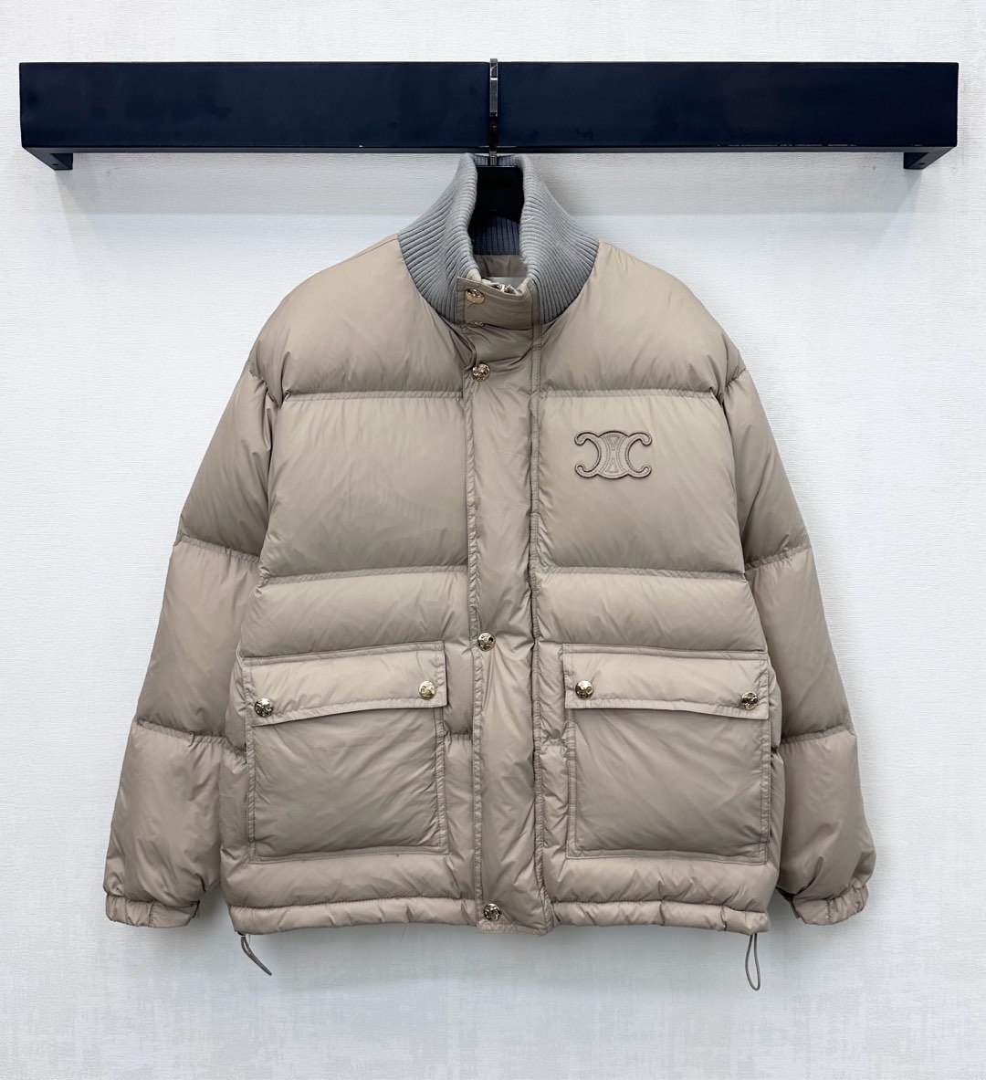 NO:577835,Comes with dust bag Celin*2025 new arrivals Contrast color splicing down jacket customized with YB imported windproof and waterproof nylon material White duck down filling inside, lightweight and warm The collar edge is spliced with knitted threads and rectangular embossed process Multiple designs of zippers and snap buttons symmetrical three-dimensional large-capacity flap pockets Adjustable with drawstrings on the inside of the hem to add layering to the look The iconic Arc de Triomphe logo on the chest highlights the brand's tone and personality Development of surface accessories  Regular stand-up collar jacket style tailoring. Cool and handsome for autumn and winter. Comfortable and fashionable. High version 3 colors, celine, jackets & coats, down jacket, alexander wang19860909配防尘袋Celin*2025新品上架撞色拼接羽绒外套定制YB进口防风防水尼龙材质 内里白鸭绒填充 轻盈保暖 领边沿用针织螺纹拼接长方形压纹工艺 开襟拉链与按扣多重设计对称立体大容量翻盖口袋 搭配衣摆内侧抽绳调节处理 增添造型层次感 胸前点缀标志性凯旋门徽标 彰显品牌调性 张扬个性 面辅料开发 常规立领外套版型剪裁 秋冬穿搭飒爽帅气 舒适时髦  高版本3色,,celine,jackets & coats,down jacket,alexander wang,Women's clothing