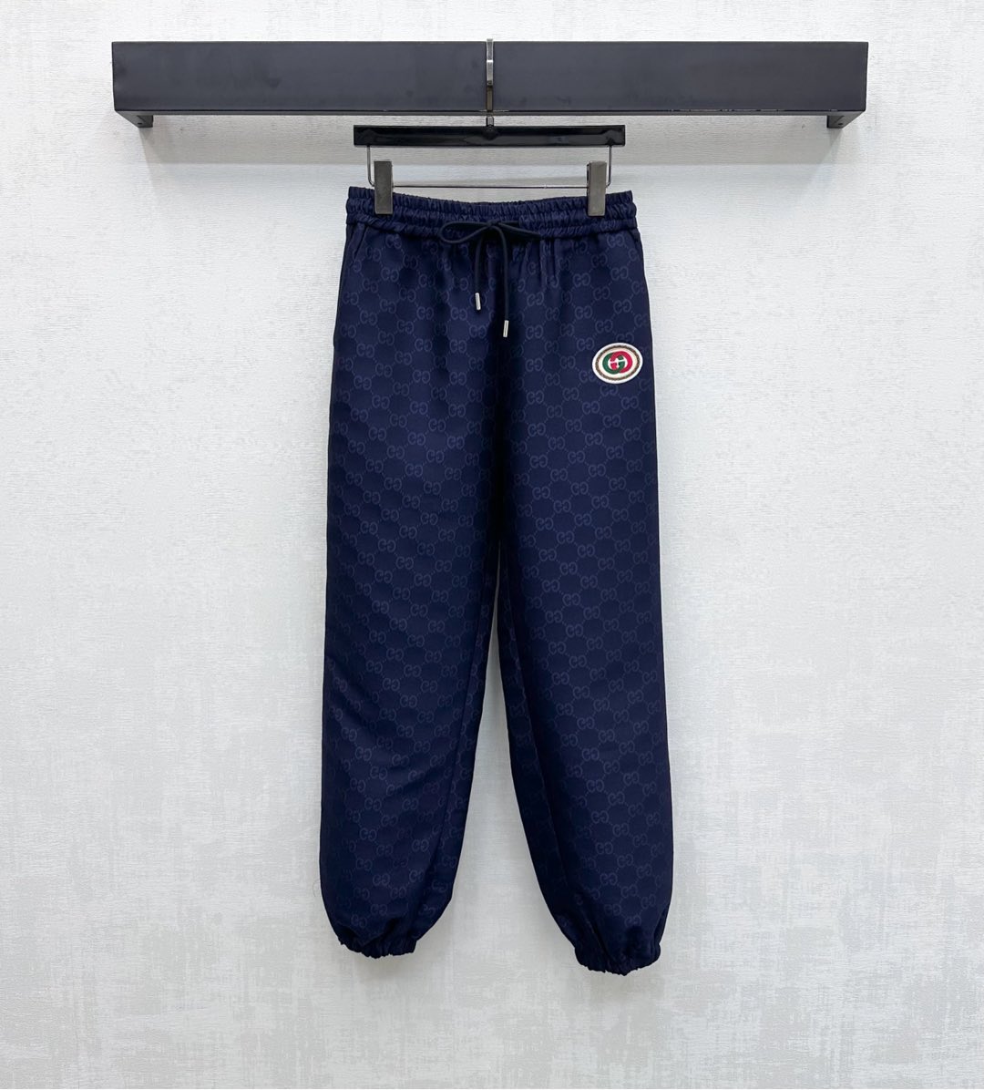 NO:578311,Gucc*2025 new arrival drawstring jacquard trousers customized YB imported jacquard material, crisp and stylish, tightened hemming details throughout, with drawstring metal embellishment, adding layering to the look. The entire body is covered with iconic letter jacquard elements, decorated with the iconic logo on the waist and hips, highlighting the brand's tonal surface accessories development. High-waisted straight trousers cut, casual and fashionable for daily commuting in autumn and winter. High version 2 colors, gucci, alexander wang19860909Gucc*2025新品上架抽绳提花长裤定制YB进口提花材质 挺括有型 整体沿用收紧包边细节处理 搭配抽绳金属点缀 增添造型层次感 通体铺满标志性字母提花元素 配合腰胯标志性徽标装饰 彰显品牌调性面辅料开发 高腰直筒长裤剪裁 秋冬日常通勤休闲时尚  高版本2色,,gucci,alexander wang,Women's clothing