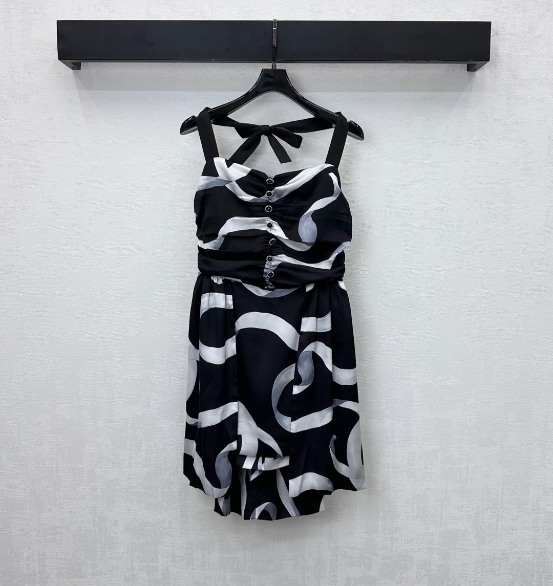 NO:578321,Chane*2025 new products are on the shelves. Pleated halterneck dress is made of YB imported twill silk. It is comfortable and skin-friendly. Wide shoulder straps are combined with pleats to create a double-layered design of skirt length. The overall use of contrasting printing with waist-cinching effect outlines the lines, adding layering to the look. Iconic engraved button adjustment decoration on the front highlights the brand tone. Development of surface accessories. Irregular halterneck dress tailoring. High-end fashion for daily wear. Elegant and elegant. High version 36 38  40,,chanel,skirts,alexander wang19860909Chane*2025新品上架 褶皱挂脖连衣裙定制YB进口斜纹绸材质 舒适亲肤 宽肩带配合褶皱打造裙摆长短双层设计 整体采用撞色印花搭配收腰效果勾勒线条 增添造型层次感 前襟标志性刻印纽扣调节装饰 彰显品牌调性 面辅料开发 不规则挂脖连衣裙剪裁 日常穿搭高级时尚 优雅大气  高版本36 38 40,,chanel,skirts,alexander wang,Women's clothing