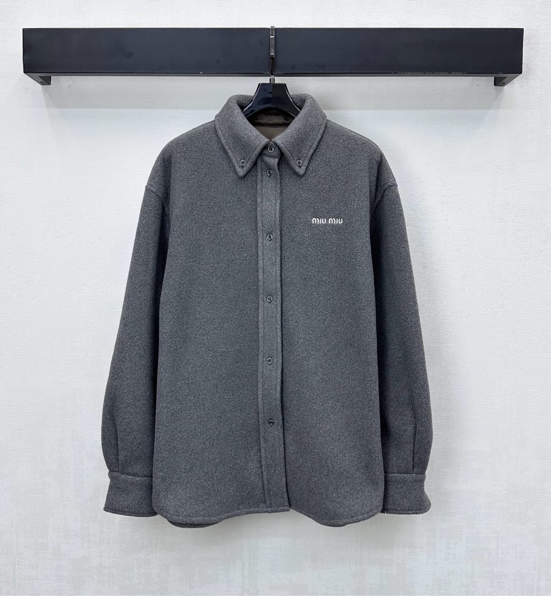 NO:578326,Miumi*2025 new arrivals, lapel woolen shirt jacket, custom-made YB imported woolen material, comfortable and warm, button adjustment design on the front and cuffs, echoing the collar button fixation, adding layering to the look, emblazoned with the iconic embroidered letter logo element on the chest, highlighting the brand tone, soft and advanced, development of surface accessories, regular lapel long-sleeved shirt tailoring, fashionable and fashionable for autumn and winter layering, high version,,miumiu,jackets & coats,alexander  wang19860909Miumi*2025新品上架翻领羊毛呢衬衣外套定制YB进口羊毛呢材质 舒适保暖 前襟与袖口沿用纽扣调节设计 相互呼应领边纽扣固定处理 增添造型层次感 配合胸前点缀标志性刺绣字母徽标元素 彰显品牌调性 柔软高级 面辅料开发 常规翻领长袖衬衣剪裁 秋冬叠穿时髦洋气 高版本,,miumiu,jackets & coats,alexander wang,Women's clothing