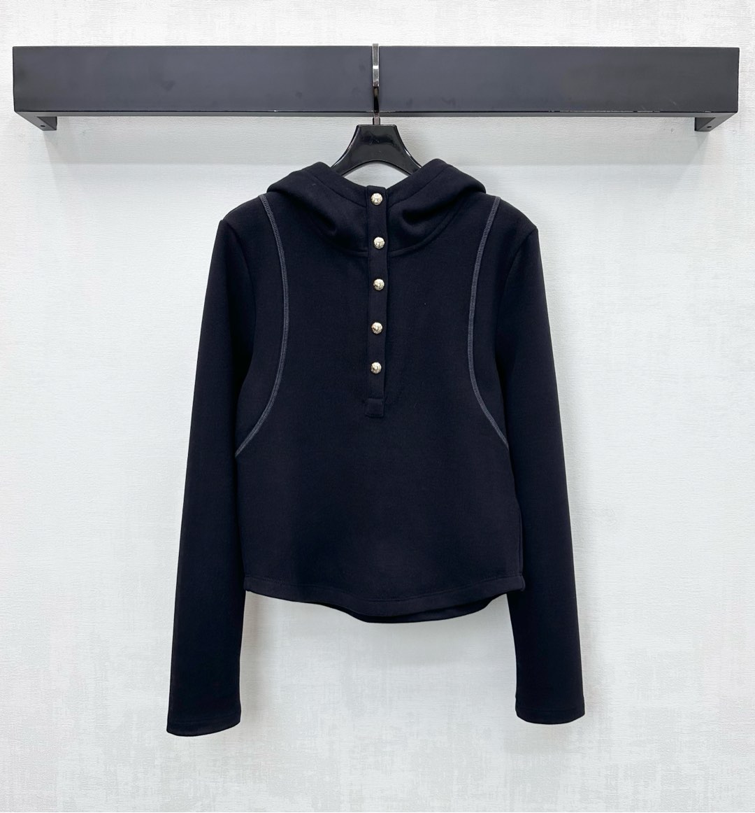 NO:578306,Miumi*2025 new products are on the shelves. Half-front hooded sweatshirt is made of YB imported wool blend material. Comfortable and warm, soft and skin-friendly. The shoulders are contoured with contrasting colors to add layering to the look. The half-front placket is engraved with letter buttons for adjustment and decoration, highlighting the brand tone. Development of surface accessories. Slim-fitting hooded sweatshirt tailoring. Can be paired with trousers from the same series. A complete set for daily commuting. Casual and fashionable.  High version 3 colors,,miumiu,hoodie,sweatshirts,hats,alexander wang19860909Miumi*2025新品上架半开襟连帽卫衣定制YB进口羊毛混纺材质 舒适保暖 柔软亲肤 肩头采用撞色走线形成轮廓 增添造型层次感 半开襟刻印字母纽扣调节装饰 彰显品牌调性 面辅料开发 修身连帽卫衣剪裁 可搭配同系列长裤 日常通勤成套穿搭休闲时髦 高版本3色,,miumiu,hoodie,sweatshirts,hats,alexander wang,Women's clothing