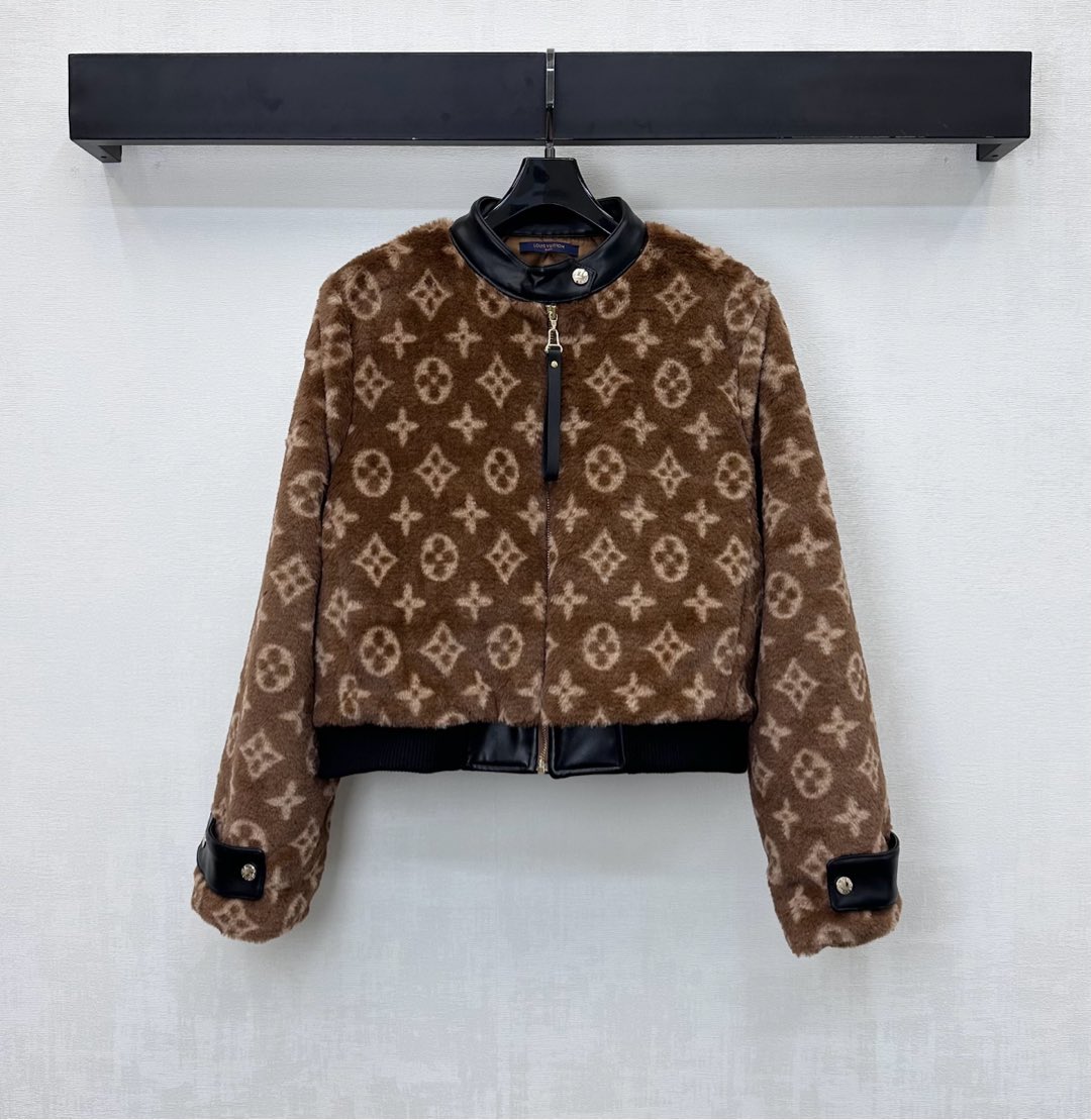 NO:578341,Louis Vuitto*2025 new products are on the shelves. The stand-up collar fur-cotton jacket is made of imported YB materials. It has sufficient wool. The interior is filled with down cotton. It is windproof and cold-proof. The collar extends to the hem and is spliced with contrasting leather processing. It echoes the front zipper and cuffs to add layering to the look. The whole body is covered with the iconic four-leaf clover letter pattern element. It is decorated with the dark logo on the lining to highlight the brand's tone. Development of surface accessories. Stand-up collar jacket style tailoring. The upper body is fashionable and versatile.  The fashionable style is the first choice for autumn and winter must-haves. High version 2 colors, Louis Vuitton, jackets & coats, jackets & coats, down jacket, alexander wang19860909Louis Vuitto*2025新品上架立领皮草毛棉服外套定制YB进口材质 毛量充足 内里羽绒棉填充 防风御寒 领口延伸至下摆拼接撞色皮革处理 与前襟拉链和袖口相互呼应 增添造型层次感 通体铺满标志性四叶草字母图案元素 配合里布暗纹徽标点缀 彰显品牌调性 面辅料开发 立领夹克外套版型剪裁 上身时髦百搭 穿搭风格洋气 秋冬必备穿搭首选  高版本2色,,louis vuitton,jackets & coats,jackets & coats,down jacket,alexander wang,Women's clothing