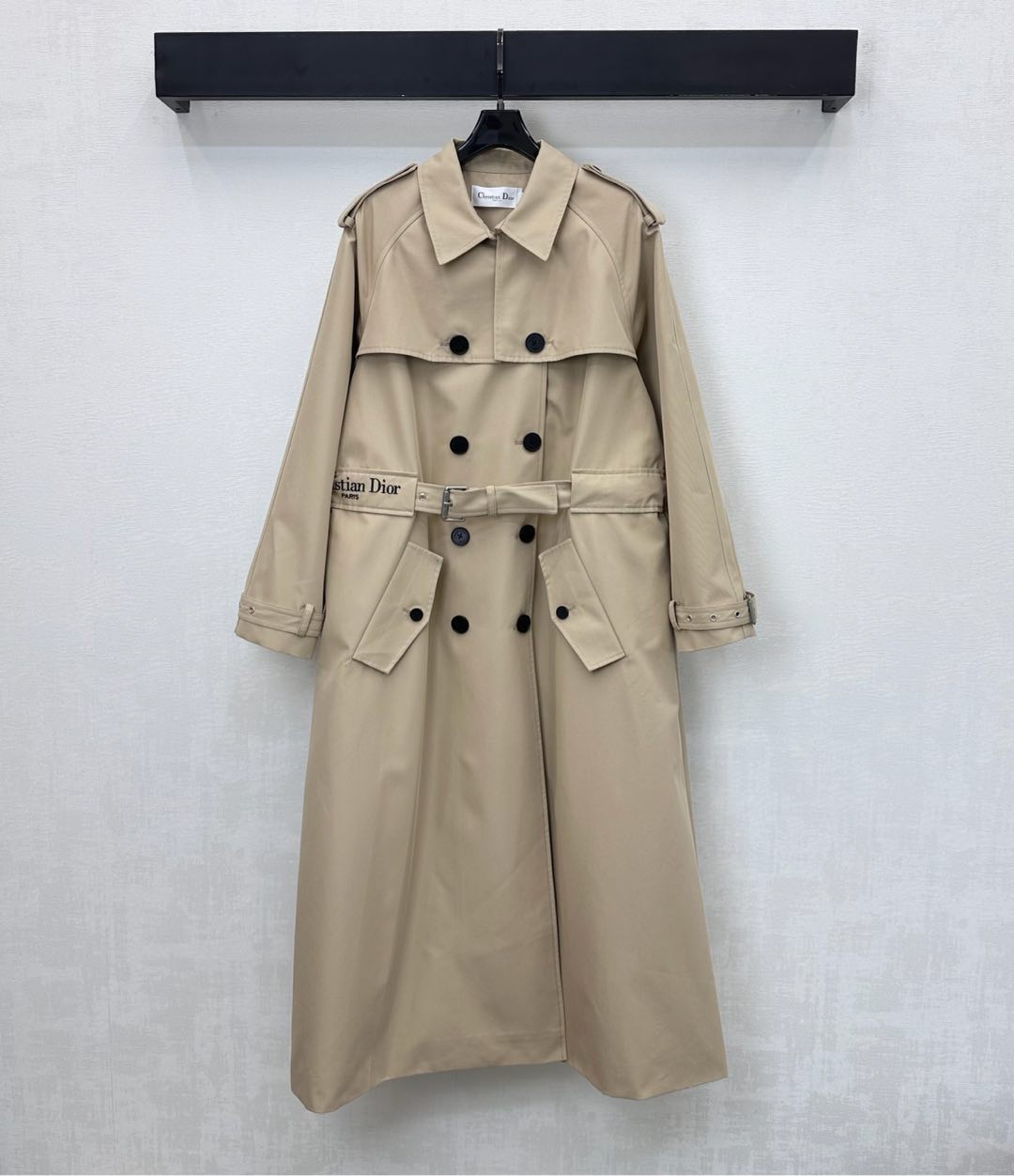 NO:578322,Dio*2025 New Arrival Lapel Belt Windbreaker Jacket Customized YB imported windbreaker material. Craftsmanship is crisp and stylish. The double-breasted button-down adjustment matches the shawl decoration to add layering to the look. The fabric belt design outlines the graceful figure and creates an elegant silhouette. The letter embroidery on the waist complements the lining with the iconic presbyopic letter lining. When open, it shows the brand tone in a low-key manner. Development of surface accessories. Long lapel waist windbreaker tailoring. Fashionable and practical seasonal windbreaker.  The outfit is charming, British and elegant. High version, dior, jackets & coats, shawls, alexander wang19860909Dio*2025新品上架翻领腰带风衣外套定制YB进口风衣材质 工艺处理挺括有型 开襟双排纽扣调节配合披肩装饰 增添造型层次感 本布腰带设计勾勒曼妙身形 打造优雅的轮廓 腰侧字母刺绣与内衬标志性老花字母衬布相得益彰 敞开时低调彰显品牌调性 面辅料开发 翻领长款束腰风衣剪裁 时尚与实用兼备的换季风衣 穿搭气质魅力英伦优雅  高版本,,dior,jackets & coats,shawls,alexander wang,Women's clothing