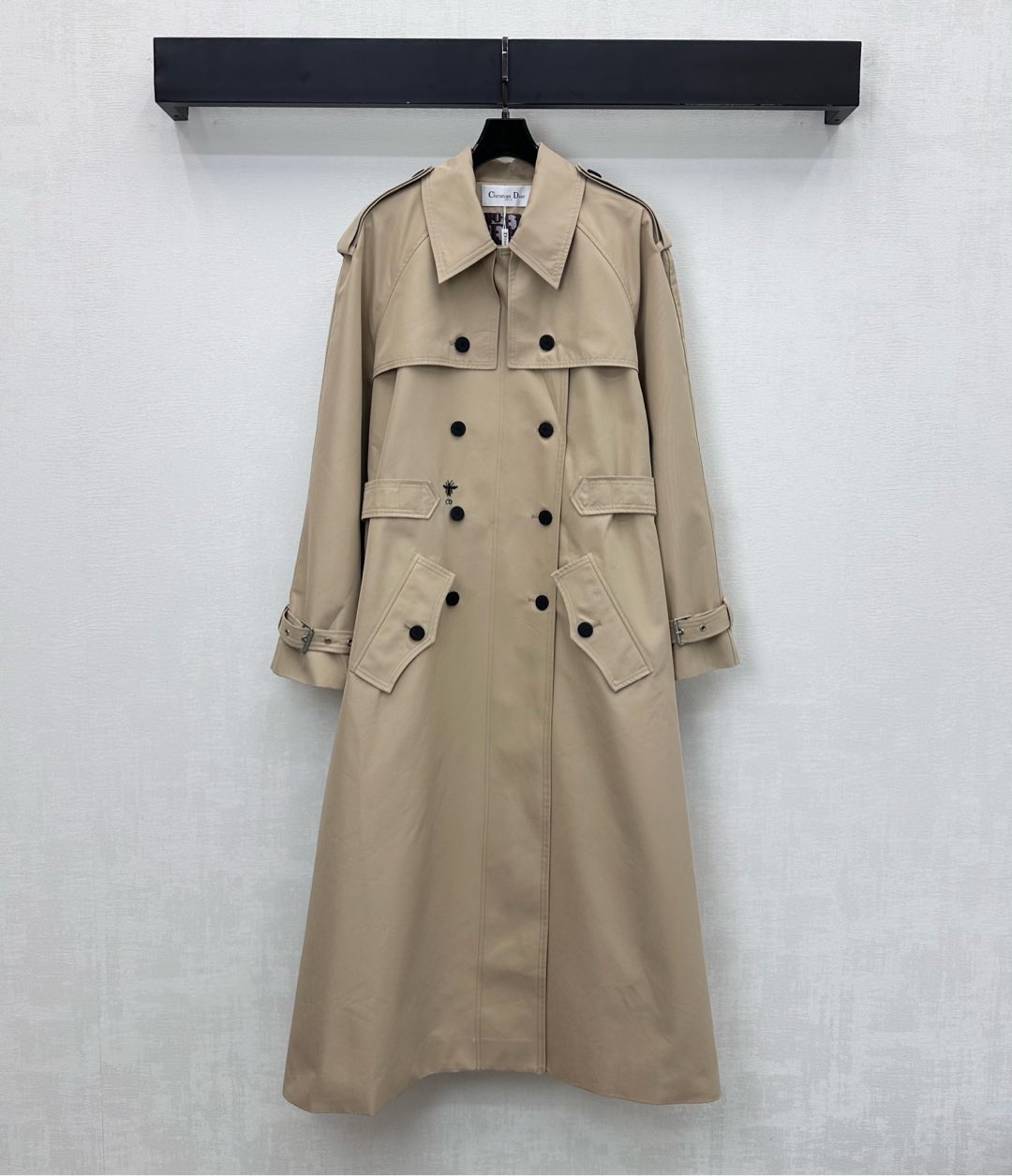 NO:578332,Dio*2025 new arrivals, lapel long windbreaker jacket, customized YB imported windbreaker material, processed with crisp and stylish craftsmanship, double-breasted buttons and shawl decoration on the front, adding layering to the look, improving the layering of the clothes, adjustable waist buckle design to outline the graceful figure, creating an elegant silhouette, embellishment of the iconic CD bee embroidery logo on the waist, highlighting the brand tone, with the lining covered with presbyopic letter interlining, low-key display of quality when open, development of surface accessories  Lapel long belted windbreaker jacket tailoring. Fashionable and practical seasonal windbreaker. The outfit is charming and British and elegant. High version, dior, jackets & coats, shawls, alexander wang19860909Dio*2025新品上架翻领长款风衣外套定制YB进口风衣材质 工艺处理挺括有型 前襟双排钮扣与披肩装饰 增添造型层次感 提升衣服层次感 可调节腰扣带设计勾勒曼妙身形 打造优雅的轮廓 腰侧点缀标志性CD蜜蜂刺绣徽标 彰显品牌调性 配合内里满铺老花字母衬布 敞开时低调展现品质 面辅料开发 翻领长款束腰风衣外套剪裁 时尚与实用兼备的换季风衣 穿搭气质魅力英伦优雅   高版本,,dior,jackets & coats,shawls,alexander wang,Women's clothing