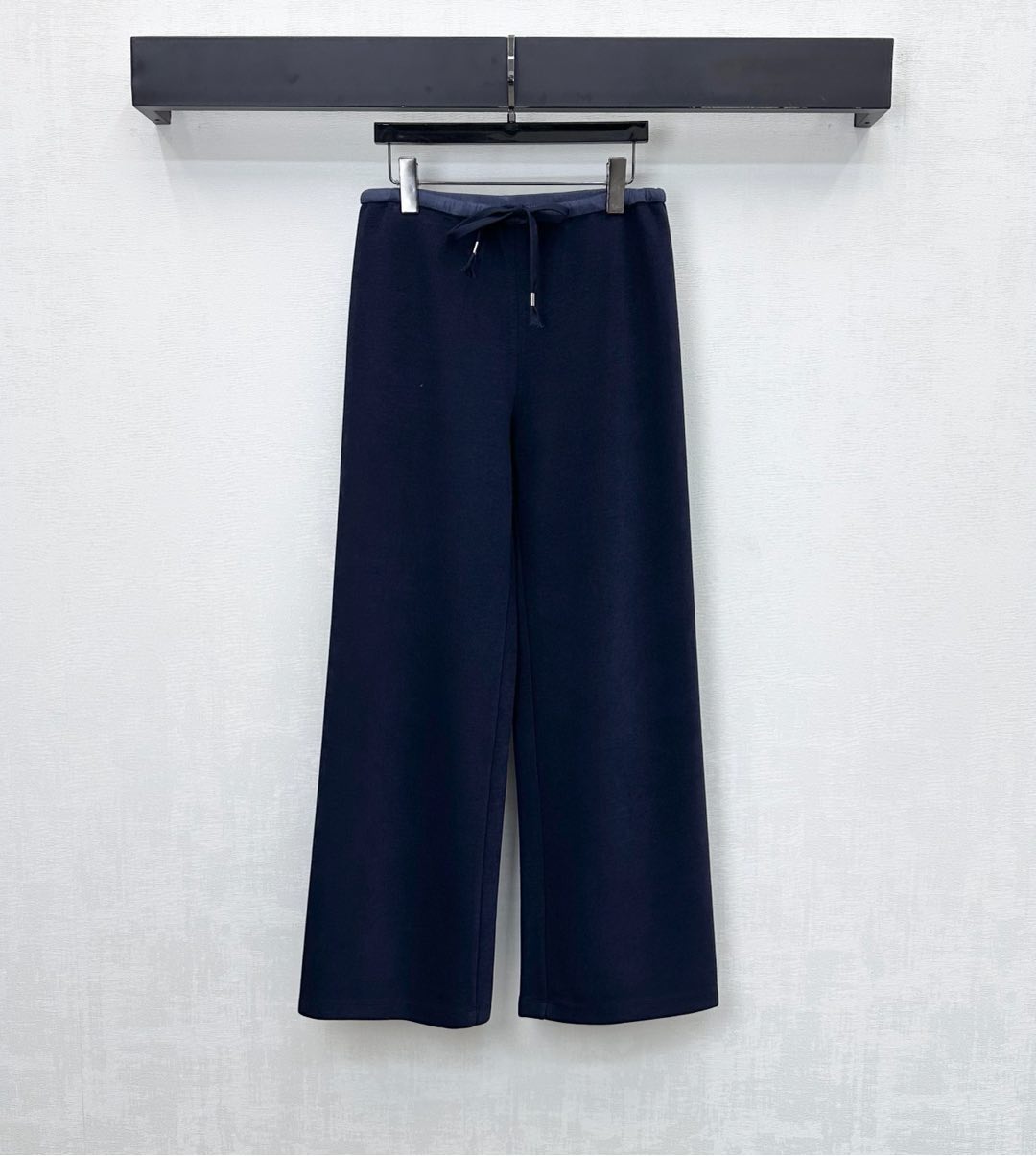 NO:578572,Chane*2025 new arrivals drawstring straight trousers, custom YB imported blended wool material, skin-friendly and comfortable, drawstring adjustment on the waist, with splicing and contrasting color design, adding layering to the look, hip pockets embellished with iconic metal double C logo decoration, highlighting the brand's tonal surface accessories development, high-waisted straight trousers cut, relaxed and fashionable for daily wear, casual and versatile, high version 2 colors 36 38 40,,chanel,alexander wang19860909Chane*2025新品上架抽绳直筒长裤定制YB进口混纺羊毛材质 亲肤舒适 腰间沿用抽绳调节处理 配合拼接撞色设计 增添造型层次感 后臀口袋点缀标志性金属双C徽标装饰 彰显品牌调性面辅料开发 高腰直筒长裤剪裁 日常穿搭松弛时髦 休闲百搭 高版本2色36 38 40,,chanel,alexander wang,Women's clothing