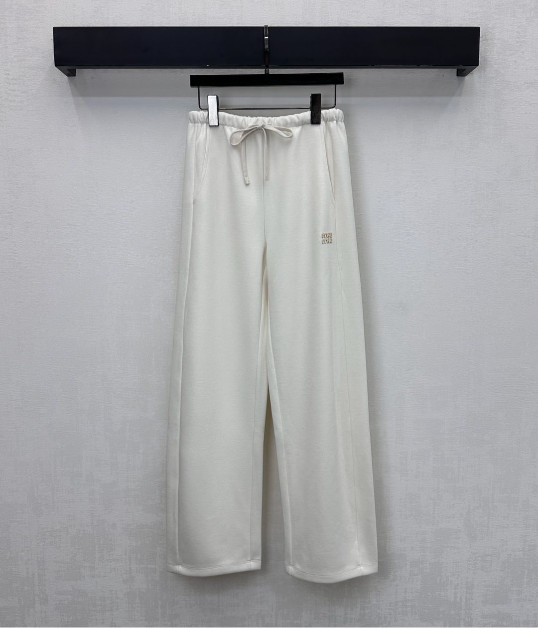 NO:578581,Miumi*2025 new arrivals drawstring wide-leg trousers, custom YB imported blended wool material, skin-friendly and comfortable, drawstring adjustment on the waist, symmetrical pocket design, adding layering to the look, iconic letter logo decoration on the waist and hip, highlighting the development of brand-friendly surface accessories, high-waisted wide-leg trousers, relaxed and fashionable for daily wear, casual and versatile, high version 2 colors,,miumiu,alexander wang19860909Miumi*2025新品上架抽绳阔腿长裤定制YB进口混纺羊毛材质 亲肤舒适 腰间沿用抽绳调节处理 配合对称插兜口袋设计 增添造型层次感 腰胯侧点缀标志性字母徽标装饰 彰显品牌调性面辅料开发 高腰阔腿长裤剪裁 日常穿搭松弛时髦 休闲百搭 高版本2色,,miumiu,alexander wang,Women's clothing