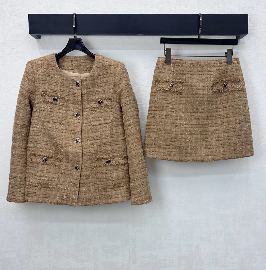 NO:578558,Chane*2025 new products are on the shelves. Woolen tweed suits are made of YB imported woolen material. The texture is delicate and obvious, full of texture. The shoulder version is matched with the cotton-like unwrapped design to embellish the edges of the pockets to add a sense of layering. The placket is adjusted with three-dimensional square buttons. The interwoven grainy texture is interspersed to highlight the brand tone. The development of surface accessories. The round neck dress jacket is matched with the skirt of the same series. Fashionable temperament for commuting and dating. High version 36 38 40  42,,chanel,skirts,jackets & coats,alexander wang19860909Chane*2025新品上架毛絮粗花呢套装定制YB进口毛呢材质 肌理细腻明显,质感十足 正肩版型配合絮状不包边设计点缀口袋边缘 增添造型层次感 开襟立体方扣调节处理 穿插交织的颗粒感纹理 彰显品牌调性 面辅料开发 圆领洋装外套搭配同系列半裙 通勤约会成套穿搭时髦气质  高版本36 38 40 42,,chanel,skirts,jackets & coats,alexander wang,Women's clothing