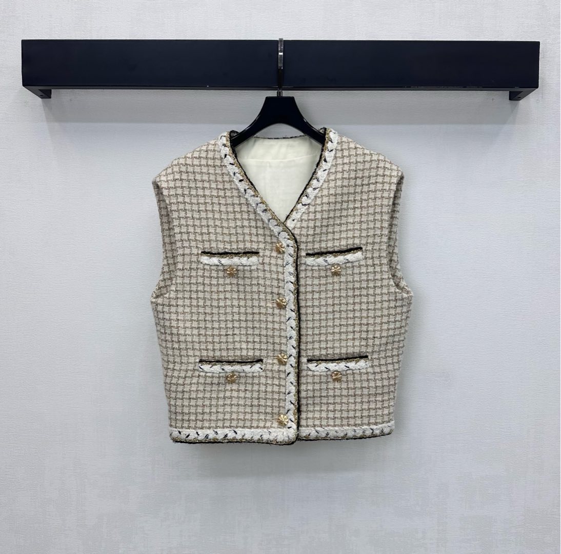 NO:578578,Chane*2025 new products on the shelves plaid tweed vest customized YB imported slub woolen material with obvious woven texture throughout the body. The neckline extends to the front hem and pocket edges are embellished with black interwoven three-dimensional binding design to add layering to the look. Double C buttons are engraved on the placket to adjust the decoration and highlight the brand tone. The development of surface accessories. The cut of the shoulder vest can be matched with the same series of skirts. The first choice for fashionable and refined wear. High version 36 38  40,,chanel,skirts,alexander wang19860909Chane*2025新品上架格纹粗花毛呢马甲定制YB进口粗纺羊毛呢材质 通体编织肌理感明显 领口延伸至前襟下摆与口袋边缘点缀黑色交织立体捆边设计 增添造型层次感 开襟刻印双C纽扣调节装饰 彰显品牌调性 面辅料开发 正肩马甲版型剪裁 可搭配同系列半裙 时髦精穿搭首选  高版本36 38 40,,chanel,skirts,alexander wang,Women's clothing