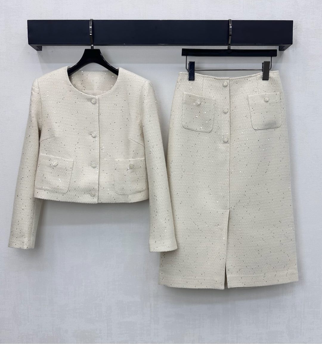 NO:578694,Chane*2025 new arrivals round neck dress jacket skirt suit customized YB imported woven material. The texture is obvious and high-end. It is high-end yet wide. The placket button adjustment design and symmetrical pocket decoration highlight the brand tone. Development of surface accessories. Round neck shoulder jacket high waist and knee-length skirt suit. High slit cutting process to add layering to the shape. Present elegant temperament and wear style. Fashionable and intelligent. High version 36 38 40  42,,chanel,skirts,jackets & coats,alexander wang19860909Chane*2025新品上架圆领洋装外套半裙套装定制YB进口编织材质 肌理明显质感上乘 高级不失挺阔 开襟纽扣调节设计配合对称口袋装饰 彰显品牌调性 面辅料开发 圆领正肩外套高腰过膝半身裙套装 高位开衩裁剪处理 增添造型层次感 呈现优雅气质穿搭风格 时髦高智感十足 高版本36 38 40 42,,chanel,skirts,jackets & coats,alexander wang,Women's clothing