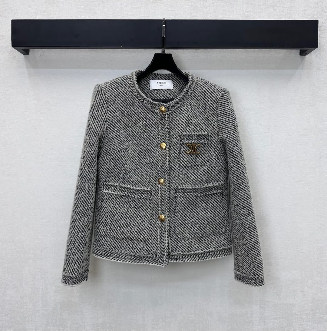 NO:578590,Celin* 2025 new products are on the shelves. The round neck right-shoulder woolen jacket is made of YB imported woolen woolen material. The wool texture is obvious. The placket is engraved with the Arc de Triomphe button adjustment design. Echoes the chest pocket to highlight the brand tone. Collision with the gray woven texture of the body to add layering to the look. Fabric accessories development. Round neck right-shoulder dress jacket tailoring. Suitable for year-end banquet events. Excellent outfit choice for urban beauties. High version,,celine,jackets &  coats,alexander wang19860909Celin*2025新品上架圆领正肩毛呢外套定制YB进口粗纺羊毛呢材质 毛料质感明显 沿用开襟刻印凯旋门纽扣调节设计 与胸前口袋呼应 彰显品牌调性 碰撞大身花灰色编织纹理 增添造型层次感 面辅料开发 圆领正肩洋装外套剪裁 适穿于宴会年终活动 都市丽人绝佳穿搭选择 高版本,,celine,jackets & coats,alexander wang,Women's clothing