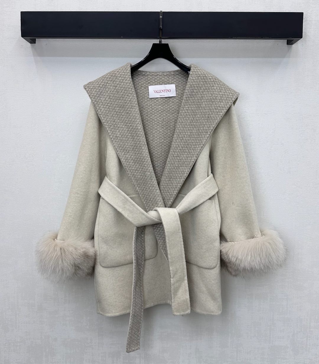 NO:578865,Valentin2025 new arrivals, hooded lace-up coat, custom-made YB imported all-wool material, warm and skin-friendly, high-end texture, dropped shoulder version with symmetrical pocket decoration, adding layering to the look. The delicate texture on the inside and the color of the outer body form a soft collision, making you look as gentle and delicate as a Korean heroine. Use the fabric belt to adjust the upper body to show an elegant posture. The cuffs are detachable and high-quality fox terry design highlights the brand tone. Development of surface accessories  Hooded silhouette coat tailoring, high-end fashion for commuting and banquets, high version, valentino, jackets & coats, hats, alexander wang19860909Valentin2025新品上架连帽系带大衣外套定制YB进口全羊毛材质 保暖亲肤 质感高级 落肩版型配合对称口袋装饰 增添造型层次感 内里细腻纹理与外身颜色形成柔和碰撞 穿出韩式女主般的温柔细腻 搭配本布腰带调节处理上身展现优雅姿态 袖口可拆卸高品质狐狸毛圈设计 彰显品牌调性 面辅料开发 连帽廓形大衣外套版型剪裁 通勤宴会穿搭高级时髦  高版本,,valentino,jackets & coats,hats,alexander wang,Women's clothing