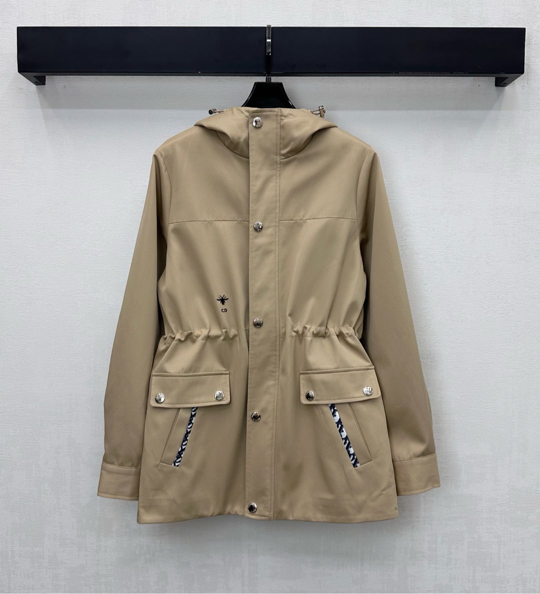 NO:578707,p, 380Dio* new arrivals, hooded drawstring windbreaker jacket, customized YB imported cotton windbreaker material, crisp and stylish, hidden zipper snap button multi-adjustable design, with symmetrical flap pocket decoration, adding layering to the look, drawstring on the inside of the waist to perfectly outline the lines, lining with all-over printed iconic letter elements, highlighting the brand tone, development of surface accessories, hooded windbreaker jacket tailoring, fashionable and practical, combining temperament and charm, British elegance, high version 2 colors, dior, jackets &  coats,hats,alexander wang19860909p,380Dio*新品上架连帽抽绳风衣外套定制YB进口全棉风衣材质 挺括有型 隐藏式拉链按扣多重调节设计 配合对称翻盖口袋装饰 增添造型层次感 腰间内侧抽绳完美勾勒线条 内衬满印标志性字母元素 彰显品牌调性 面辅料开发 连帽风衣外套剪裁 时尚与实用兼备气质魅力英伦优雅 高版本2色,,dior,jackets & coats,hats,alexander wang,Women's clothing