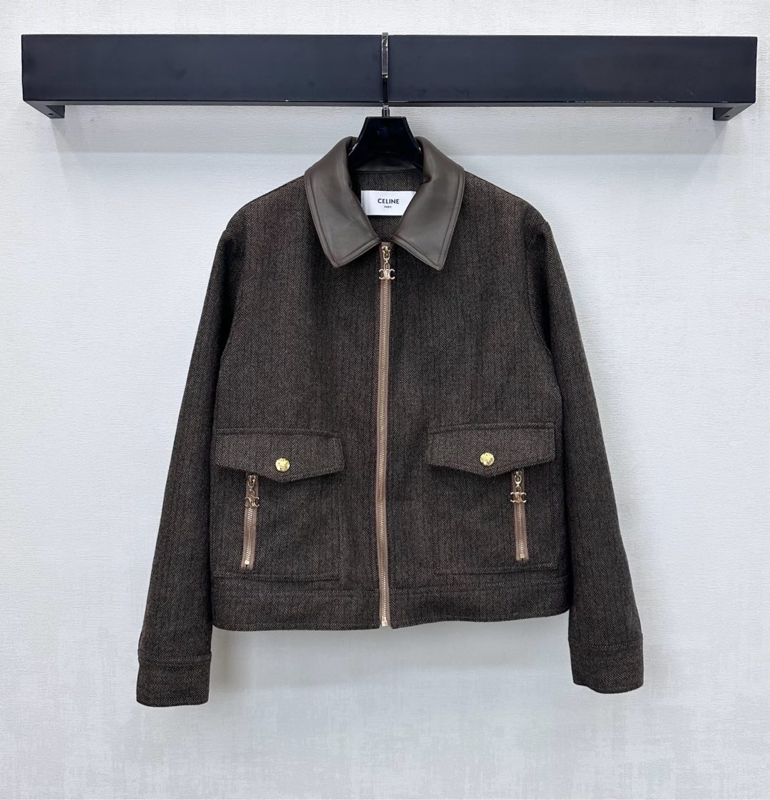 NO:578592,Celin*2025 new products are on the shelves. The leather collar woolen jacket is made of YB imported blended woolen material. It is draped and stylish. The spliced lapel design is used to collide with the color and fabric of the body, adding layering to the look. The zipper opening is adjusted with symmetrical flap pocket decoration. They are all embellished with the iconic Arc de Triomphe logo to highlight the brand tone. Surface accessories development. Lapel zipper jacket style tailoring. Casually matched with jeans and casual pants for high-end fashion. High version,,celine,jeans,jackets &  coats,alexander wang19860909Celin*2025新品上架皮领羊毛呢外套定制YB进口混纺羊毛呢材质 垂顺有型 沿用拼接翻领设计与大身形成颜色和面料碰撞 增添造型层次感 开襟拉链调节搭配对称翻盖口袋装饰 均点缀标志性凯旋门徽标 彰显品牌调性 面辅料开发 翻领拉链外套版型剪裁 随意搭配牛仔裤休闲裤穿搭高级时髦 高版本,,celine,jeans,jackets & coats,alexander wang,Women's clothing