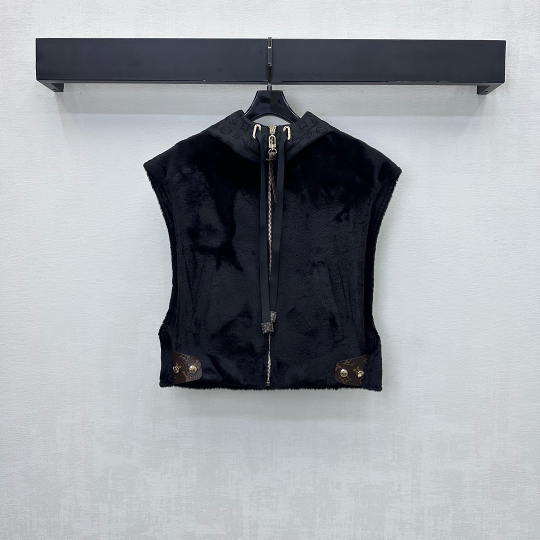 NO:578716,Louis Vuitto*2025 new products are on the shelves. The hooded fur vest is made of custom YB imported material. It is soft and skin-friendly, stiff and stylish. The interior is covered with four-leaf clover element letter logo to highlight the brand tone. The front placket is designed with a leather label zipper and is fixed with the iconic leather buckles on both sides of the waist. It is easy to adjust the slit to add a sense of layering to the look. The development of surface accessories. The hooded zipper vest is cut in a stylish style for commuting and dating.  High version 2 colors,,louis vuitton,hats,alexander wang19860909Louis Vuitto*2025新品上架连帽皮草毛马甲定制YB进口材质 柔软亲肤 挺括有型 内里铺满四叶草元素字母徽标 彰显品牌调性 前襟沿用皮标拉链设计 与腰身两侧标志性皮扣按扣固定 方便调节开衩处理 增添造型层次感 面辅料开发 连帽拉链马甲版型剪裁 通勤约会穿搭出彩时髦 高版本2色,,louis vuitton,hats,alexander wang,Women's clothing