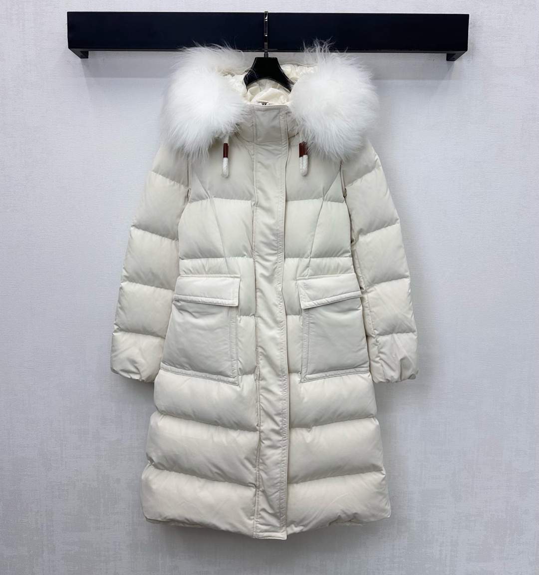 NO:578880,Comes with dust bag  Add layering to the look. Development of surface accessories. Cutting of hooded long down jacket. Integrate warmth and fashion. Get rid of the traditional bloated feeling. Filling standard: national standard 90 down. Filling material: white goose down. High version 2 colors 1-4,,jackets & coats,down jacket,hats,alexander wang19860909配防尘袋Moncle*2025新品上架可拆卸毛领长款羽绒服定制YB进口再生尼龙材质 内里填充白鹅绒 轻盈保暖 毛领沿用可拆卸拉链设计 有效抵御寒风与时尚兼容 前襟抽绳搭配标志性字母皮革撞色丰富视觉 与袖侧点缀徽章标识装饰相互呼应 彰显品牌调性 整体采用长方压纹内里弹力腰带收紧处理 修饰身形 完美勾勒轮廓线条 增添造型层次感 面辅料开发 连帽长款羽绒服外套剪裁 集保暖与时髦一体 摆脱传统臃肿感 充绒标准:国标90绒 充绒物:白鹅绒  高版本2色1-4,,jackets & coats,down jacket,hats,alexander wang,Women's clothing