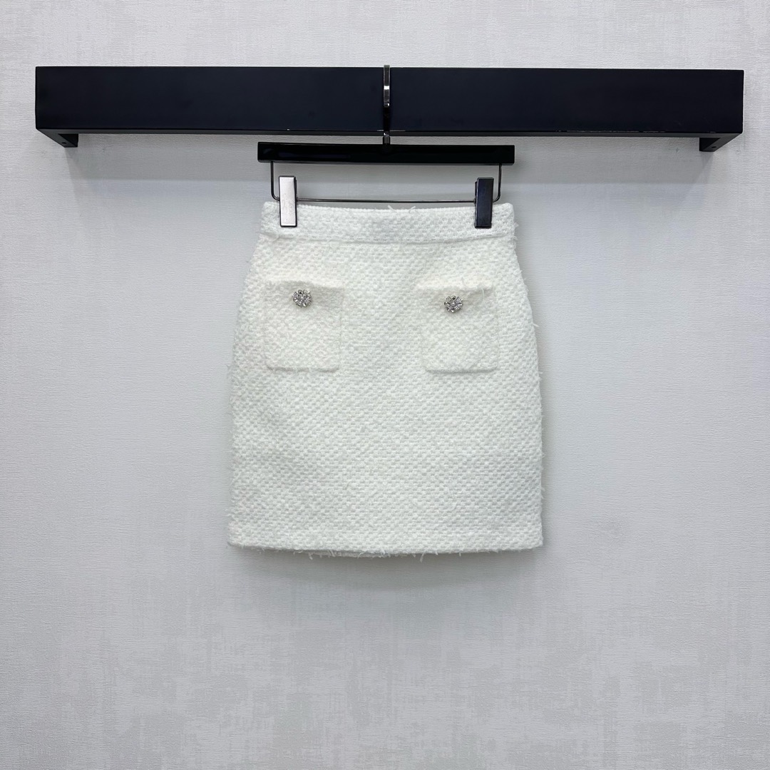 NO:578859,Self Portrai*2025 new products on the shelves Heavy industry beaded knitted skirt customized YB imported wool knitted material with obvious hairy texture, comfortable and skin-friendly texture, symmetrical pockets embellished with beaded diamond buckles, highlighting the brand tone, reflecting the reflected light to create a gorgeous and relaxed feeling, adding layering to the look. Development of surface accessories, high waist hip skirt cut, can be matched with the cardigan jacket of the same series, the version is tolerant to the figure, the set is equipped with high-end temperament, high version 2 colors, skirts, jackets  & coats,alexander wang19860909Self Portrai*2025新品上架重工钉珠针织半裙定制YB进口羊毛针织材质 毛感肌理明显 质感舒适亲肤 对称口袋点缀钉珠钻扣装饰 彰显品牌调性 折射出反光光线穿出华丽松弛感 增添造型层次感 面辅料开发 高腰包臀半裙剪裁 可搭配同系列开衫外套 版型包容身材 成套穿搭高级气质   高版本2色,,skirts,jackets & coats,alexander wang,Women's clothing