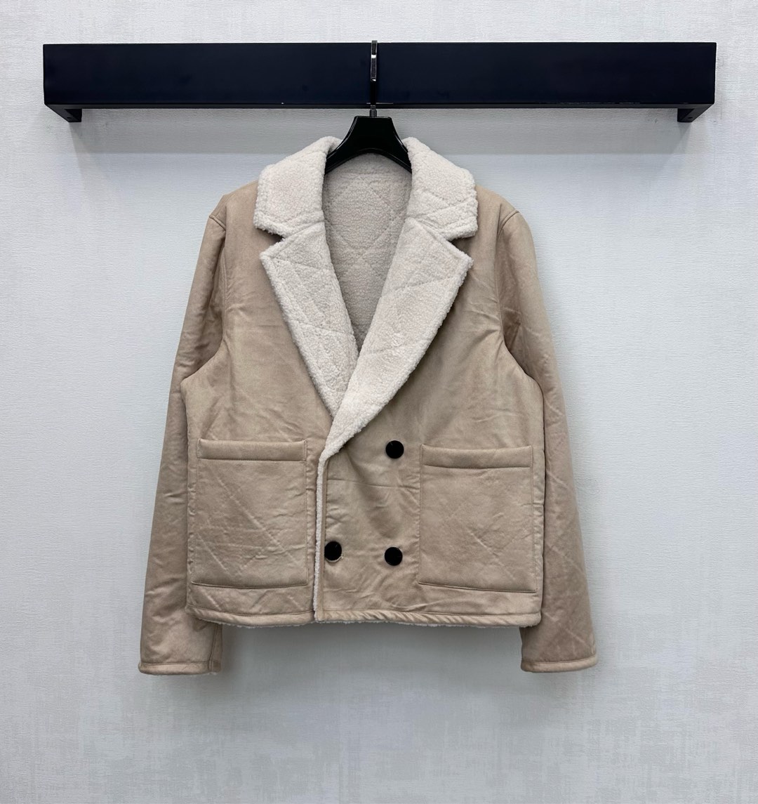 NO:578710,Dio*2025 new products are on the shelves. Cannage pattern double-sided lapel jacket is made of imported YB material. Comfortable and warm. High-quality texture. Follows the reversible design. One side has a grainy texture of the cannage pattern. One side has a glossy plain cotton fabric to add layering to the look. The placket is engraved with the iconic letter logo. Double-row button adjustment decoration highlights the brand tone. Development of surface accessories. Lapel jacket jacket style tailoring to create a brand-exclusive luxurious style. Autumn and winter advanced wear matching colors.  High version 2 sides,,dior,jackets & coats,jackets & coats,alexander wang19860909Dio*2025新品上架藤格纹双面翻领外套定制YB进口材质 舒适保暖 质感上乘 沿用两面穿设计 一面藤格纹颗粒感肌理 一面光泽垂顺素色棉纶面料 增添造型层次感 开襟刻印标志性字母徽标双排纽扣调节装饰 彰显品牌调性 面辅料开发 翻领夹克外套版型剪裁 打造品牌专属华贵风 秋冬高级穿搭配色  高版本2面,,dior,jackets & coats,jackets & coats,alexander wang,Women's clothing